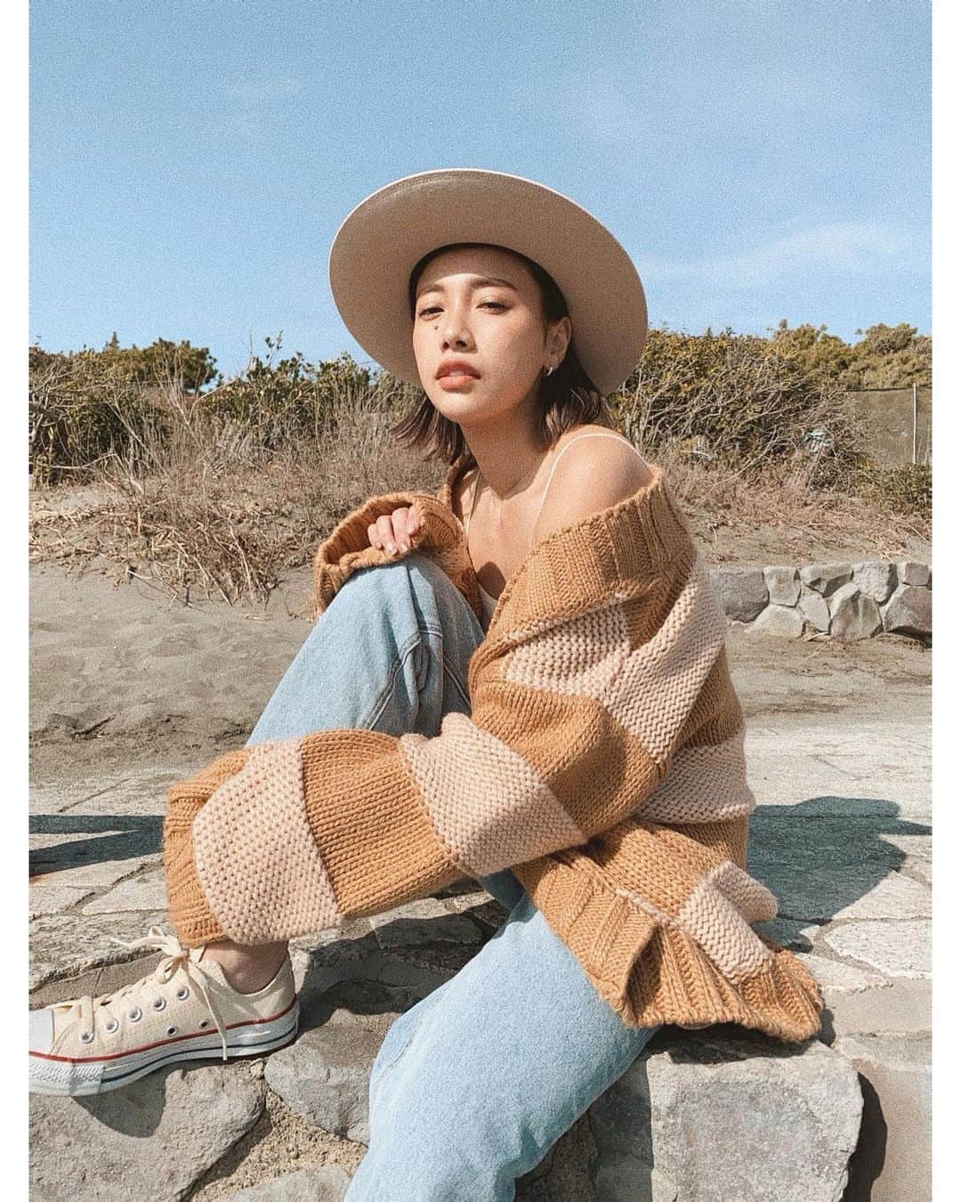 馬詰まほのインスタグラム：「今日の天気も最高でした🦋✨🧡 眩しいぐらいが ほんとちょうどいいのよ☺︎ cardigan / @daddysgirl_official @renatotsu」