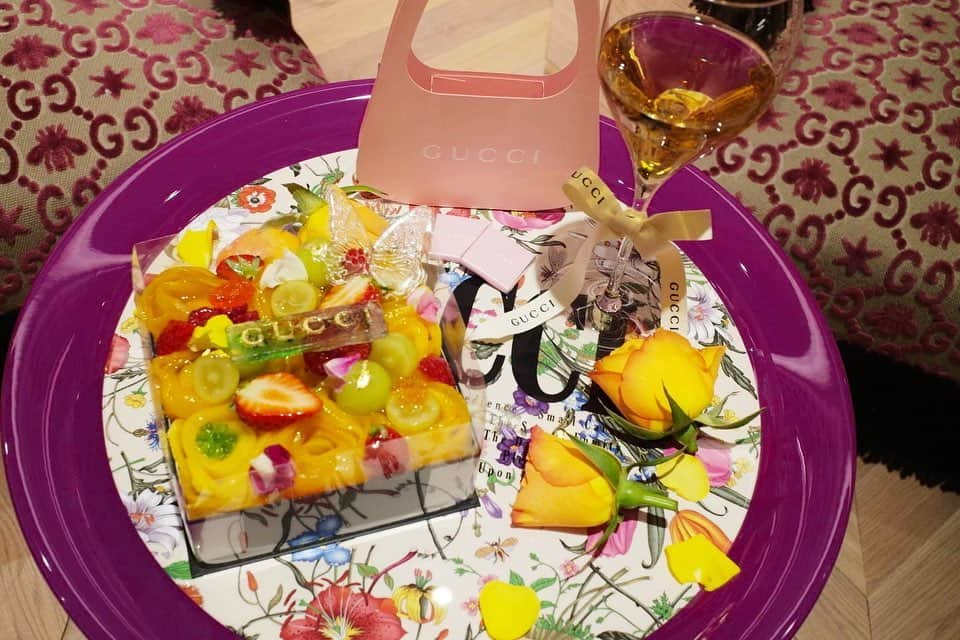 益若つばささんのインスタグラム写真 - (益若つばさInstagram)「GUCCIから幻のケーキをいただいたよ、、！😳✨🎉 GUCCIの新作も色々撮影してきたので、近々YouTubeアップします！ 1日限定1組のeteの幻のケーキ、、！ フルーツたくさんで、とってもおいしかった🍑🍒🍎🍐🍓 eteのケーキコンセプトでもある大切な人達とシェアして食べました🫐🍍 @natsuko.ete  ありがとうございました！☺️🤍🙏🏻 #gucci #ete」2月13日 15時21分 - tsubasamasuwaka1013