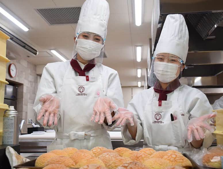 大阪キャリナリー製菓調理専門学校さんのインスタグラム写真 - (大阪キャリナリー製菓調理専門学校Instagram)「⭐︎﻿ ありがとう！パン福袋﻿ こどもパン福袋完売御礼💓💓💓﻿ ﻿ 製菓・製パン科ブーランジェ&ベーカリーコース２年生が取り組んだパンの福袋販売🍞﻿ 今年はコロナの影響で学園祭等が中止になり、﻿ いつもお世話になっている学校近隣の皆さまへ﻿ 美味しいパンを届けることができませんでした😢﻿ ﻿ 学生たちはそんな中でもなんとか工夫をして﻿ 感謝の気持ちを届けたい！！！と先生たちや﻿ シェフへ熱い思いをプレゼンしてくれました✨﻿ その結果今回のパン福袋販売というかたちで﻿ 見事実行することができました✨✨﻿ ﻿ 完全予約制でコロナ対策もしっかりと行いながら﻿ 当日は朝6時からせっせとパン作り🥖﻿ 大下シェフも朝早くから本当にありがとうございました！﻿ ﻿ 喜んでくれるお客さんの笑顔を見ると疲れも吹っ飛んで、本当に一生の思い出になりましたね👏﻿ 卒業もすぐそこに迫ってきて、もうすぐ業界へ羽ばたく皆さんですが今回の取り組みは必ず力になると思います☺️☺️残り少ない学生生活も思いっきり楽しみましょう！！﻿ ﻿ ﻿ そしてご購入いただいた皆様、本当にありがとうございました✨﻿ ﻿ #大阪キャリナリー﻿ #大阪キャリナリー製菓調理専門学校﻿ #専門学校　#製菓専門学校﻿ #調理専門学校　#製パン専門学校﻿ #調理師専門学校　#カフェ専門学校　﻿ #実習　#農業　#製菓実習﻿ #大阪カフェ　#堀江カフェ　#パティシエ﻿ #ショコラティエ　#調理師　#パン﻿ #バリスタ　#アメ細工　#ショートケーキ﻿ ﻿」2月13日 15時21分 - osaka_culinary