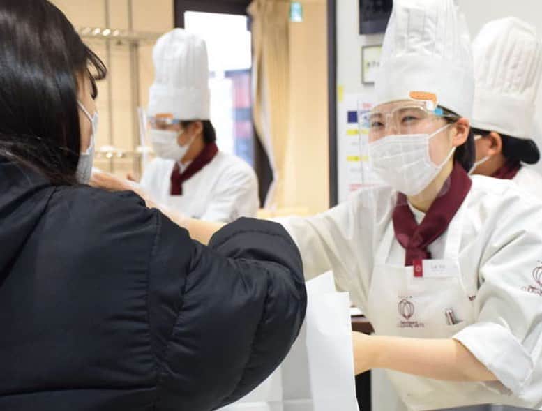 大阪キャリナリー製菓調理専門学校さんのインスタグラム写真 - (大阪キャリナリー製菓調理専門学校Instagram)「⭐︎﻿ ありがとう！パン福袋﻿ こどもパン福袋完売御礼💓💓💓﻿ ﻿ 製菓・製パン科ブーランジェ&ベーカリーコース２年生が取り組んだパンの福袋販売🍞﻿ 今年はコロナの影響で学園祭等が中止になり、﻿ いつもお世話になっている学校近隣の皆さまへ﻿ 美味しいパンを届けることができませんでした😢﻿ ﻿ 学生たちはそんな中でもなんとか工夫をして﻿ 感謝の気持ちを届けたい！！！と先生たちや﻿ シェフへ熱い思いをプレゼンしてくれました✨﻿ その結果今回のパン福袋販売というかたちで﻿ 見事実行することができました✨✨﻿ ﻿ 完全予約制でコロナ対策もしっかりと行いながら﻿ 当日は朝6時からせっせとパン作り🥖﻿ 大下シェフも朝早くから本当にありがとうございました！﻿ ﻿ 喜んでくれるお客さんの笑顔を見ると疲れも吹っ飛んで、本当に一生の思い出になりましたね👏﻿ 卒業もすぐそこに迫ってきて、もうすぐ業界へ羽ばたく皆さんですが今回の取り組みは必ず力になると思います☺️☺️残り少ない学生生活も思いっきり楽しみましょう！！﻿ ﻿ ﻿ そしてご購入いただいた皆様、本当にありがとうございました✨﻿ ﻿ #大阪キャリナリー﻿ #大阪キャリナリー製菓調理専門学校﻿ #専門学校　#製菓専門学校﻿ #調理専門学校　#製パン専門学校﻿ #調理師専門学校　#カフェ専門学校　﻿ #実習　#農業　#製菓実習﻿ #大阪カフェ　#堀江カフェ　#パティシエ﻿ #ショコラティエ　#調理師　#パン﻿ #バリスタ　#アメ細工　#ショートケーキ﻿ ﻿」2月13日 15時21分 - osaka_culinary