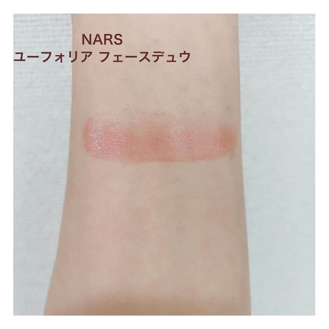 VOCE編集部さんのインスタグラム写真 - (VOCE編集部Instagram)「#NARS から、上品な輝きを引き出す「ユーフォリアコレクション」が登場💎【スウォッチ付き】3/12数量限定発売。  NARSの新コレクション「ユーフォリアコレクション」は、輝きを引き出してくれる注目のカラーアイテムがたくさん💕 光を反射するパールと鈍色のピグメントをブレンドしたNARS独自のユーフォリックカラーコンプレックスが採用されたフェイスパレットがイチオシ！ キラキラとツヤめくメイクで、ハッピーオーラを纏って✨  ✅NARS ユーフォリア フェースパレット 限定1色 ￥7600 アイシャドウ8色と、輝くハイライティングブラッシュパウダー3色が1つになった限定フェースパレット。アイシャドウは、サテン、マット、グリッターと色々な質感があるので、幅広いメイクが楽しめそう😻  ✅NARS ユーフォリア フェースデュウ 限定1色 ￥3700 うるおったみずみずしい肌に仕上げるフェースカラー。ツヤを出したい顔の高い箇所にのせるだけで、まるでガラスのような透明感を演出できます👏  ✅NARS アフターグロー リップシャイン 限定5色 各￥3300 光沢感のあるカラーと、ミラーのような輝きで、ツヤやかな唇に！ラズベリーシードオイルと、ザクロエキスでつけ心地もよく、唇に潤いを与えてくれます。ツヤっとしたリップが好きな方にぴったりですよ🥰  （インスタ担当Y） ーーーーーーーーーーーーーーーーーーーーー VOCEのInstagramでは新作コスメ情報やメイクテク、撮影舞台裏を毎日お届け!ぜひフォロー&チェックして！！ 👉＠vocemagazine  #voce #voceおすすめ #vocemagazine #ヴォーチェ #新作コスメ #デパコス #デパコス好きな人と繋がりたい #デパコスリップ #おすすめリップ #コスメ好きな人と繋がりたい #フェースカラー #美容好きさんと繋がりたい #ツヤ肌 #美容垢 #ツヤメイク #ツヤリップ #キラキラメイク #透明感メイク #春コスメ #新コレクション #nars #ナーズ #narscosmetics #ナーズリップ #ユーフォリアフェースデュウ #ユーフォリアフェースパレット #アフターグローリップシャイン」2月13日 15時21分 - vocemagazine