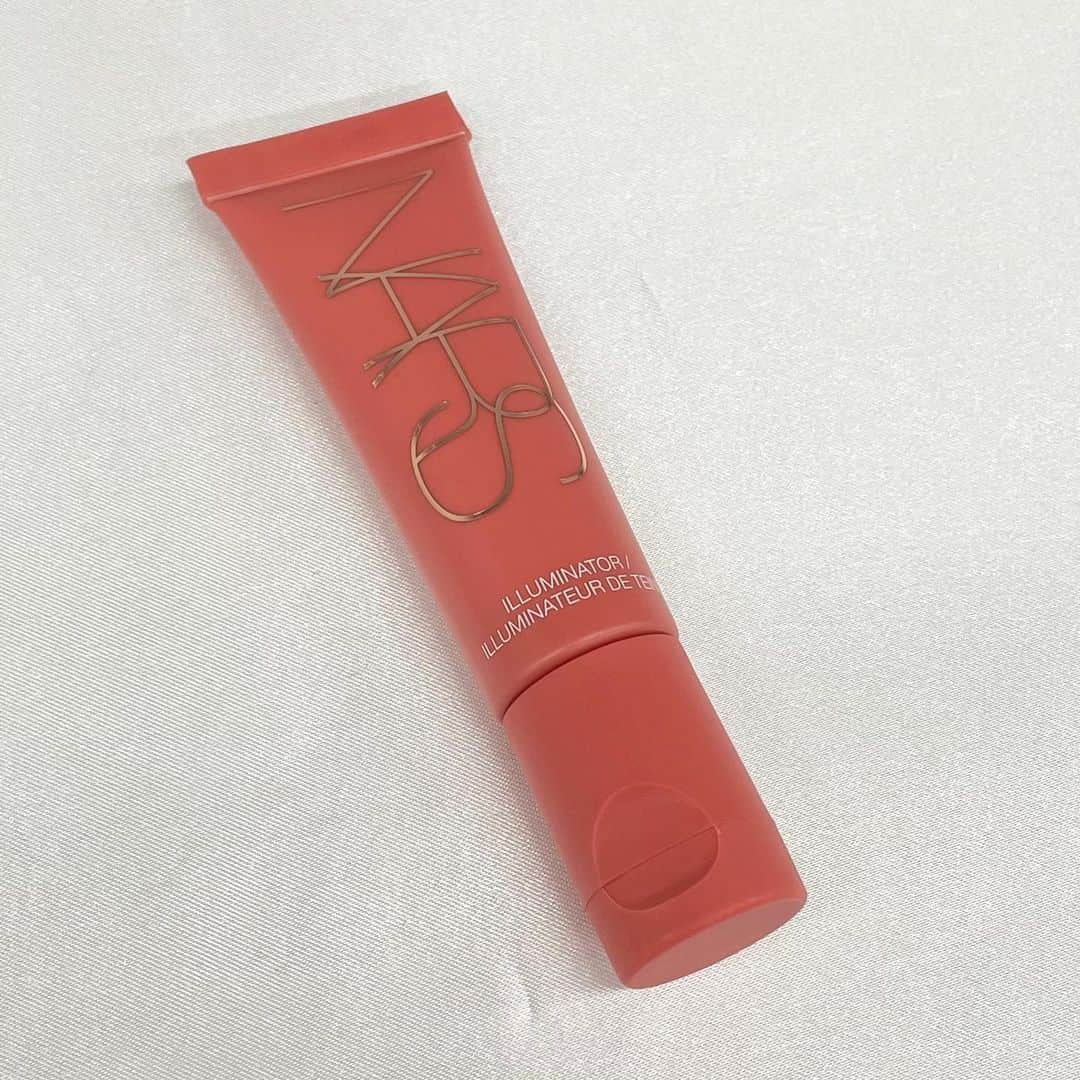 VOCE編集部さんのインスタグラム写真 - (VOCE編集部Instagram)「#NARS から、上品な輝きを引き出す「ユーフォリアコレクション」が登場💎【スウォッチ付き】3/12数量限定発売。  NARSの新コレクション「ユーフォリアコレクション」は、輝きを引き出してくれる注目のカラーアイテムがたくさん💕 光を反射するパールと鈍色のピグメントをブレンドしたNARS独自のユーフォリックカラーコンプレックスが採用されたフェイスパレットがイチオシ！ キラキラとツヤめくメイクで、ハッピーオーラを纏って✨  ✅NARS ユーフォリア フェースパレット 限定1色 ￥7600 アイシャドウ8色と、輝くハイライティングブラッシュパウダー3色が1つになった限定フェースパレット。アイシャドウは、サテン、マット、グリッターと色々な質感があるので、幅広いメイクが楽しめそう😻  ✅NARS ユーフォリア フェースデュウ 限定1色 ￥3700 うるおったみずみずしい肌に仕上げるフェースカラー。ツヤを出したい顔の高い箇所にのせるだけで、まるでガラスのような透明感を演出できます👏  ✅NARS アフターグロー リップシャイン 限定5色 各￥3300 光沢感のあるカラーと、ミラーのような輝きで、ツヤやかな唇に！ラズベリーシードオイルと、ザクロエキスでつけ心地もよく、唇に潤いを与えてくれます。ツヤっとしたリップが好きな方にぴったりですよ🥰  （インスタ担当Y） ーーーーーーーーーーーーーーーーーーーーー VOCEのInstagramでは新作コスメ情報やメイクテク、撮影舞台裏を毎日お届け!ぜひフォロー&チェックして！！ 👉＠vocemagazine  #voce #voceおすすめ #vocemagazine #ヴォーチェ #新作コスメ #デパコス #デパコス好きな人と繋がりたい #デパコスリップ #おすすめリップ #コスメ好きな人と繋がりたい #フェースカラー #美容好きさんと繋がりたい #ツヤ肌 #美容垢 #ツヤメイク #ツヤリップ #キラキラメイク #透明感メイク #春コスメ #新コレクション #nars #ナーズ #narscosmetics #ナーズリップ #ユーフォリアフェースデュウ #ユーフォリアフェースパレット #アフターグローリップシャイン」2月13日 15時21分 - vocemagazine