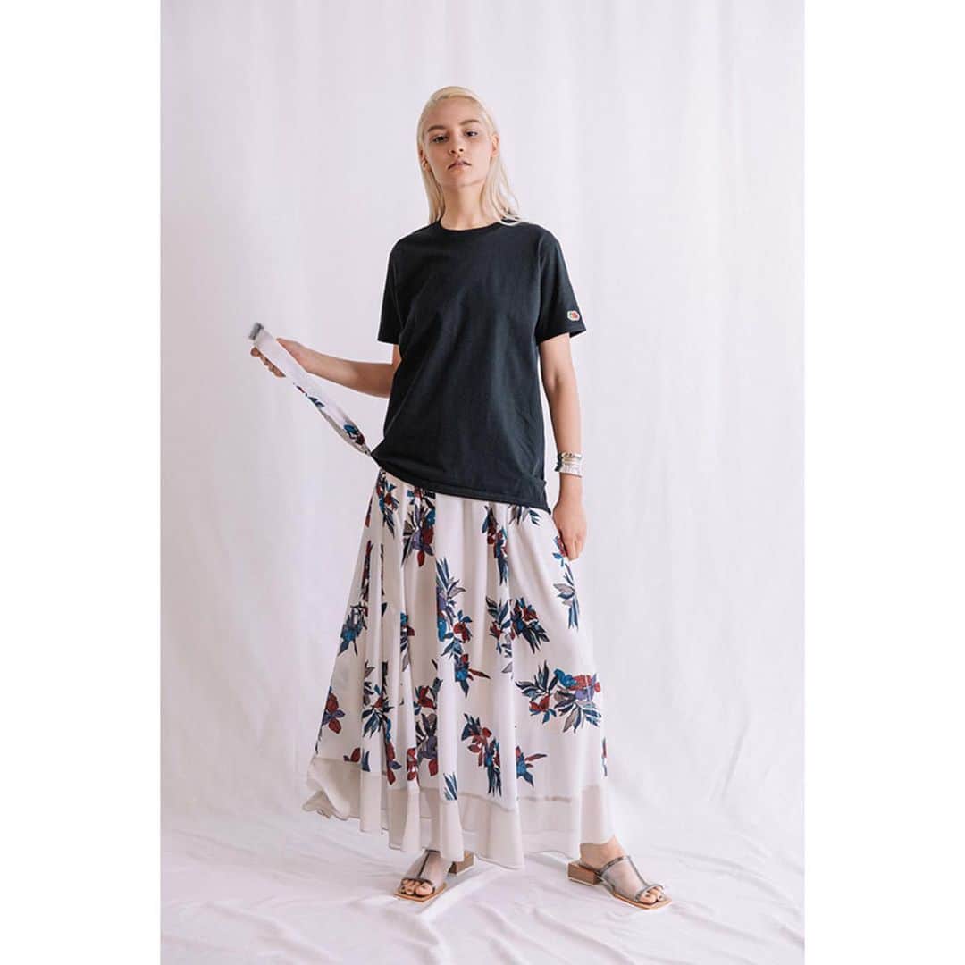 AULA AILAのインスタグラム：「【2021 HIGH SUMMER COLLECTION】  FRUIT OF THE LOOM BACK LINE TEE WHITE/ BLACK/ RED SIZE:0 ¥6,000   BIG FLOWER PRINT SKIRT WHITE/ GREEN/ BLUE SIZE:0 ￥21,000  ✔️OFFICIAL WEB STOREにて、先行予約会を開催中！ 期間中ご予約いただいたお客様に、ポイント20倍をプレゼントいたします。  是非ご覧くださいませ。」