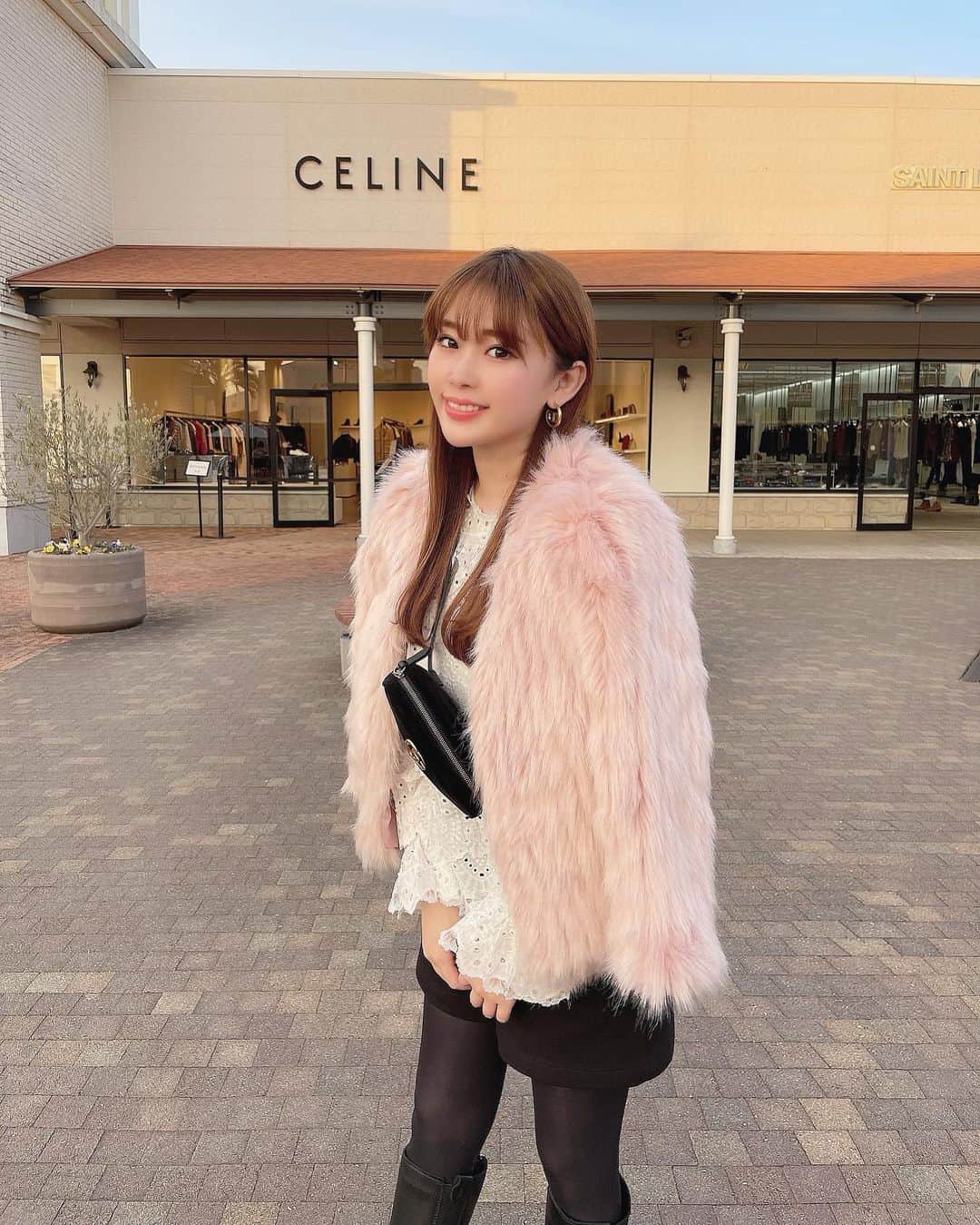 藤川沙弥のインスタグラム：「🦩𓇠𓇢𓇡 𓆸  ピンクな気分でした🌷 もこもこアウター軽くて可愛いの☁️  outer @esutoreja  tops @lilas_jp  bottoms @mode_robe_official  bag @gucci   #esutoreja #esutorejasnap #esutorejaコーデ」