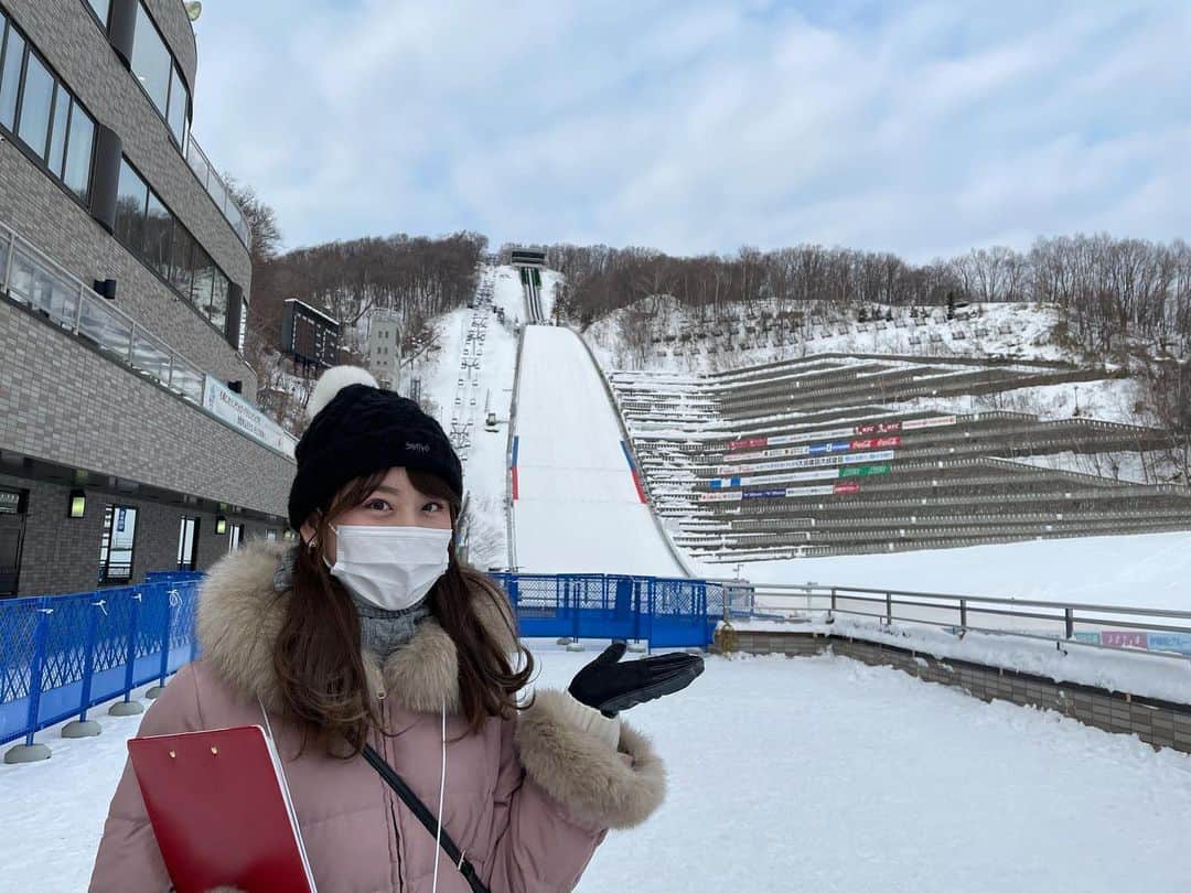 のインスタグラム：「. . TVh杯ジャンプ大会📺. このあと16時から放送です⛷✨. . . きょうの試合、 控えめに言っても、 すごく、 とっても、 ものすごーく、 見応えがあります🤣❄️✨. . 注目どころが多すぎるのであえて書きませんが、 番組でチェックしてください🤍. . . レジェンドも、 スーパー中学生も、 波に乗っているあの世代も、 大奮闘🎿. . . 私もお家でみます🏠🙂. ぜひご一緒に😘. . . #スキージャンプ#大倉山ジャンプ競技場. #勝者は誰だ😎. #tvh杯ジャンプ大会. #tx系列6局ネット. 系列6局でご覧いただけます🤍. . . #tvh#アナウンサー#磯田彩実. #🎤」