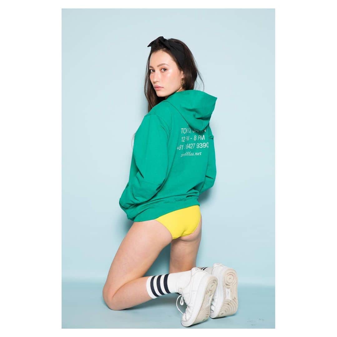 新田桂一のインスタグラム：「押忍❤️  New Arrival!!  春夏に人気のフレンチテリーフーディ。鮮やかなカラーリングがコーディネートの主役に。 バックには、アメリカのショップINFOをイメージしたTHREE00のOPEN情報をプリント。 薄手の生地感、リラックスしたシルエットはボトムスとの相性も良くユニセックスにてご使用いただけます。 ボディーは、MWT09GD 9oz ガーメントダイ フレンチテリー フード付き プルオーバーを使用。  カラーはEmerald,Cement,Camelの3色展開。 THREE00店頭にて販売しております! 是非ご来店お待ちしております♪  2枚目  New arrival!!  バックスタイルにロサンゼルスアパレルのロゴがプリントされた、アイキャッチアイテム。 シューズを履いた後もロゴプリントが見え、コーディネートのアクセントに。 ベーシックな形になりますので、ユニセックスでお使いいただけます。 ボディーは、UNISOCK ユニセックス ソックスを使用。  LOSANGELES APPREL LOGO SOCKS  ¥1,500+tax （Orange,Black）  #three00laa #madeinusa🇺🇸#Newarrival  #three00laa #madeinusa🇺🇸#Newarrival」