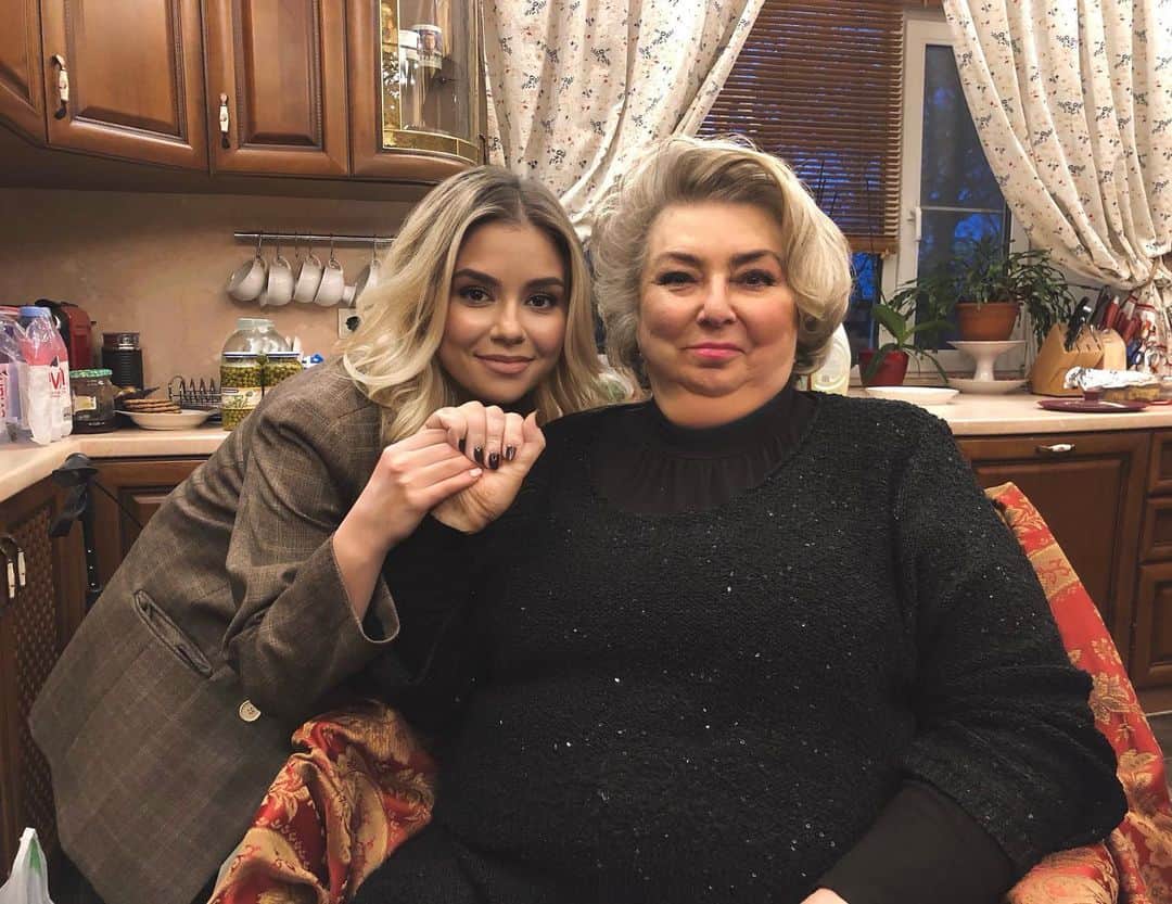 リーナ・フェードロワのインスタグラム：「ИНТЕРВЬЮ С ИМЕНИННИЦЕЙ - УЖЕ СЕГОДНЯ🥳  А я хочу поздравить непревзойдённую Татьяну Анатольевну Тарасову с днём рождения! Всех благ и, самое главное, здоровья! Фигурное катание без Вас - уже не представить🎂❤️ @t.a.tarasova   P.s. Трудовые будни невысокого журналиста в карусели🤪」