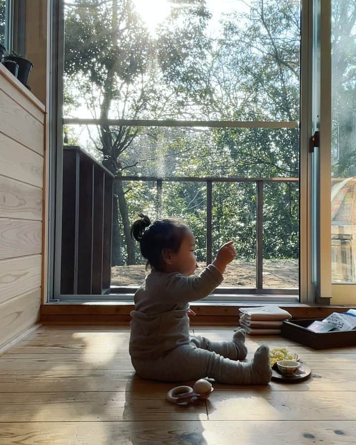 福田基広のインスタグラム：「春が近づいてきましたね🌸 窓を開け、気持ち良い風を受けながら、娘のオヤツを様子を眺める2月半ば #1歳 #1歳2ヶ月 #おんなのこ #娘 #子供のおやつ #2月」