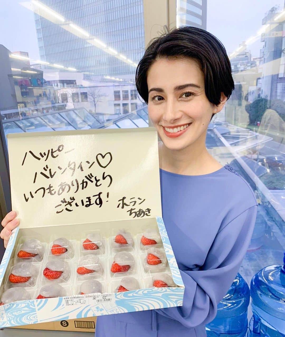のインスタグラム：「【Happy Valentine’s Day❤️】 明日はバレンタインですね！  昨日、ホランキャスターからスタッフにバレンタインのプレゼントが🥰🍓 とってもおいしくいただきました！  なぜ「いちご大福」なのか聞いてみると…  「バレンタインの赤色のイメージに苺がピッタリなのと、バレンタインに和菓子というサプライズ感🎁自分的にはベストセレクトです🍓🤍」 とのことでした✨  みなさんも素敵なバレンタインデーを過ごしてくださいね😊  #いちご大福 #ホラン千秋 #プレゼント #バレンタイン #happyvalentinesday #Nスタ #tbs #valentine #スタッフ感激 #バレンタイン2021 #井上貴博 #良原安美」