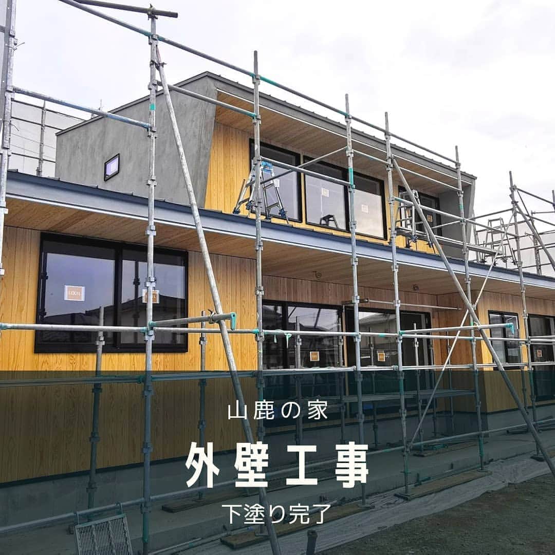 有限会社 稲葉製材住宅のインスタグラム：「だんだん乾いてきたねー！ いい感じー🤗🤗🤗  #外壁 #塗り壁 #ラスモルⅡ #かっこいい #工務店 #楽しい暮らし #環境に優しい家づくり #新築 #リフォーム #リノベーション #熊本 #玉名 #山鹿 #稲葉製材住宅 #イナバ  家族の未来、地球の未来を考えた家づくり 施工対応エリア 玉名、山鹿、荒尾、熊本市 県北メイン」