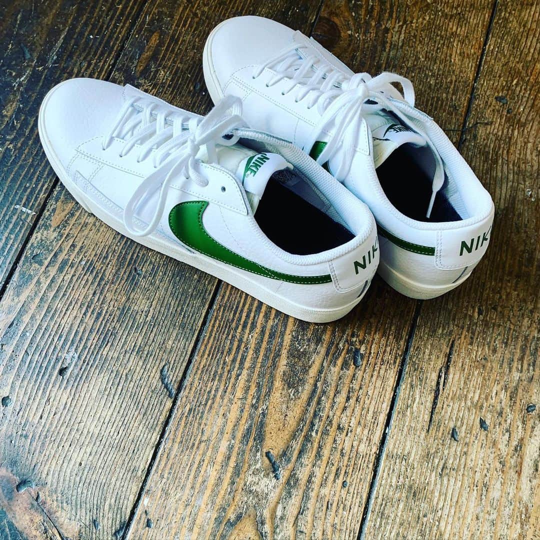 松田岳二のインスタグラム：「. ウメさんが履いてたスタンスミスみたいなカラーのBLAZERに影響されてLOWを。FOREST GREEN。 シンゴちゃん、シゲくん、ありがとうございますー！  @passover_tokyo」