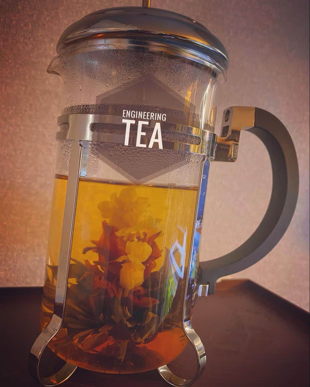 Erenaのインスタグラム：「🌼Engineering tea🌼 凛と咲き誇るユリと白い花輪に愛と平和の願いを込めた工芸茶💐 ジャスミンの香りが爽やかに香る☺️✨ . #engineeringtea#themari#tea#lupicia#peace#愛来花#アイライカ#中国#ジャスミン茶#ルピシア#工芸茶#ジャスミン#花#茶葉#愛#平和#愛と平和」