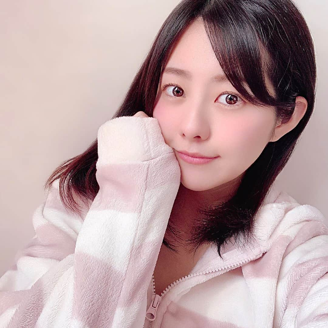 池田愛のインスタグラム：「💤パジャマ配信💤  モコモコがあったかくて最高でした🤣💗  今日もとってもいいお天気ですね！！ ついついお昼寝が捗ってしまいました😪  3月の舞台の準備も始まってきて、進撃イベント終わってからもまだまだたくさん予定があるから頑張らねば🌟🌟  こう見えてバリバリお仕事頑張るタイプ🤗💗 ・ ・ ・ ・ #17live #イチナナ #イチナナライバー #パジャマ #パジャマコーデ #ライブ配信 ##ナチュラルメイク #朝活 #お昼寝 #日向ぼっこ #パステルカラー #ギャップ萌え」