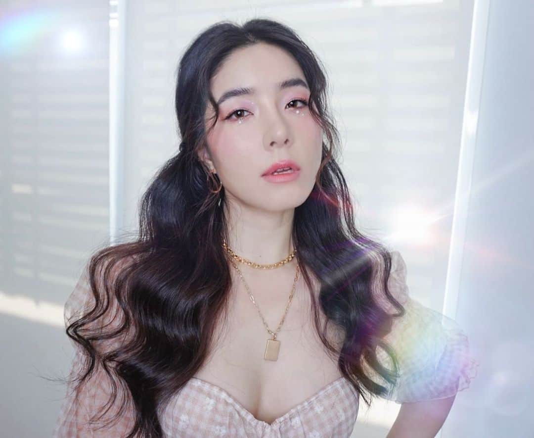 GYEON SEOのインスタグラム：「_* be shine & bright ✨ . . @yalemakeup_st  @ballnehair」