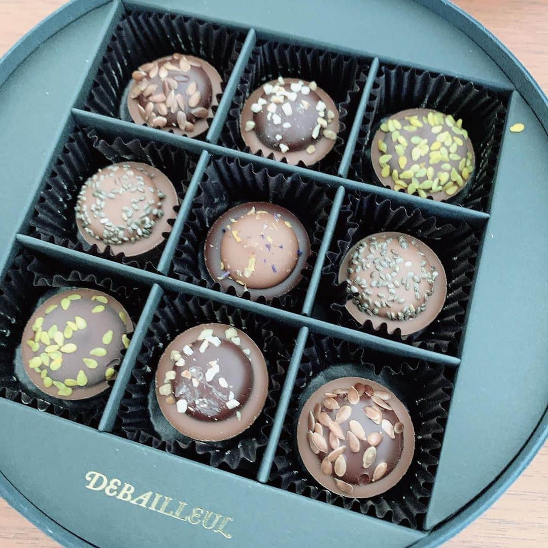 佐久間宣行のインスタグラム：「バレンタイン制度はとっくに廃止してるのですが、チョコマニアの後輩P祖父江だけは、毎年渾身のチョコをくれます。  バカみたいにうまいけど、いくらするのか調べてそれに見合うお返し買うのがめんどくさいからもう今年こそこれで終わりにするぞ…  にしてもどっちもバカみたいに美味いです。なんなのこれ？」
