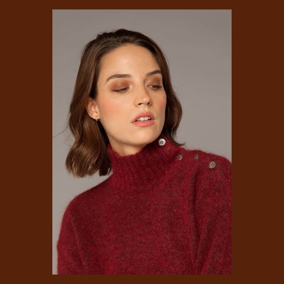 のインスタグラム：「SOLDES derniers jours ! ✨ ​ ​Derniers jours pour profiter de vos pièces préférées à petits prix !  ​ ​Rendez-vous tout le week-end en ligne et dans nos boutiques pour faire le plein de pulls colorés et d'accessoires déco uniques 🛍 ​ ​Et pour les plus gourmands d'entre vous, notre jeu concours spécial Saint-Valentin c'est jusqu'à ce soir sous le post précédent ❣️🍪 ​ ​#bensimon #mode #bensimoncollection」