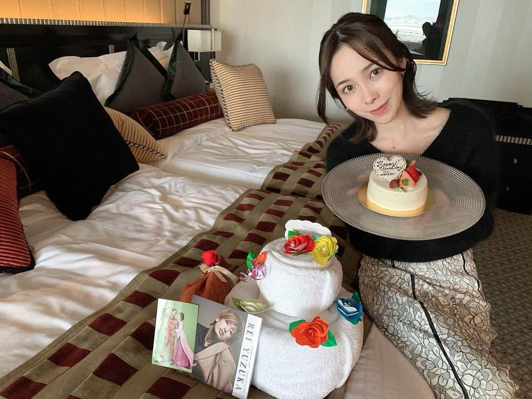黒澤詩音さんのインスタグラム写真 - (黒澤詩音Instagram)「先日、少し早めに柴田紗帆アナが1番乗りでお誕生日をお祝いしてくれました💕  東京ベイコート倶楽部の、ラグジュアリースイート✨  なぜここのお部屋をとってくれたかと言うと…このお部屋のテーマが"New Yorkの古き良き時代"  先日観劇した、#宝塚歌劇団 花組の日本初演のブロードウェイミュージカル #niceworkifyoucangetit の作品の舞台が "古き良き時代のNew York"  私がその作品をとっても気に入ったもので、同じ世界観のこのお部屋を用意してくれました✨ (ご予約頂いた紗帆ちゃんのお母様にも感謝🙏）  いまにも、ビリーとジミーが飛び出てきそうなお部屋で感激！  そして、会員制のホテルなので人の出入りの心配も少なく感染対策にも配慮して、２人で過ごせました✨そんなところも気遣いのできる素敵な紗帆ちゃん⭐️  ルームサービスのケーキは、 とっても美味しくて可愛いし、 ホテルからのサプライズのタオルケーキも可愛さ満点💕  そして置いてある魅惑の貴公子は 宝塚歌劇団 花組トップスターの #柚香光 さん🌸 このカレンダー、再販も完売で手に入らず店頭で心底落ち込んでいたのですが、それを横目に落ち込まないで？と思っていたらしい柴田アナ。 なぜなら🤭再販の日の朝、目覚まし⏰をかけてわざわざ起きてゲットしてくれていたそう😭♡笑笑 献身的すぎてちょっと笑ってごめんね？笑 嬉しかった〜😭💕💕  素敵な1日となりました！ 紗帆ちゃんいつもありがとう♡  #ベイコート倶楽部 #ベイコート #tokyobaycourtclub #ホテル女子会 #お誕生日会 #お誕生日 #happybirthday #birthdaycake」2月13日 15時44分 - shionkurosawa_official