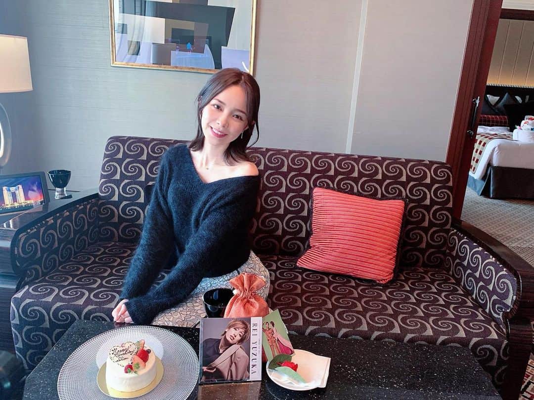 黒澤詩音のインスタグラム：「先日、少し早めに柴田紗帆アナが1番乗りでお誕生日をお祝いしてくれました💕  東京ベイコート倶楽部の、ラグジュアリースイート✨  なぜここのお部屋をとってくれたかと言うと…このお部屋のテーマが"New Yorkの古き良き時代"  先日観劇した、#宝塚歌劇団 花組の日本初演のブロードウェイミュージカル #niceworkifyoucangetit の作品の舞台が "古き良き時代のNew York"  私がその作品をとっても気に入ったもので、同じ世界観のこのお部屋を用意してくれました✨ (ご予約頂いた紗帆ちゃんのお母様にも感謝🙏）  いまにも、ビリーとジミーが飛び出てきそうなお部屋で感激！  そして、会員制のホテルなので人の出入りの心配も少なく感染対策にも配慮して、２人で過ごせました✨そんなところも気遣いのできる素敵な紗帆ちゃん⭐️  ルームサービスのケーキは、 とっても美味しくて可愛いし、 ホテルからのサプライズのタオルケーキも可愛さ満点💕  そして置いてある魅惑の貴公子は 宝塚歌劇団 花組トップスターの #柚香光 さん🌸 このカレンダー、再販も完売で手に入らず店頭で心底落ち込んでいたのですが、それを横目に落ち込まないで？と思っていたらしい柴田アナ。 なぜなら🤭再販の日の朝、目覚まし⏰をかけてわざわざ起きてゲットしてくれていたそう😭♡笑笑 献身的すぎてちょっと笑ってごめんね？笑 嬉しかった〜😭💕💕  素敵な1日となりました！ 紗帆ちゃんいつもありがとう♡  #ベイコート倶楽部 #ベイコート #tokyobaycourtclub #ホテル女子会 #お誕生日会 #お誕生日 #happybirthday #birthdaycake」