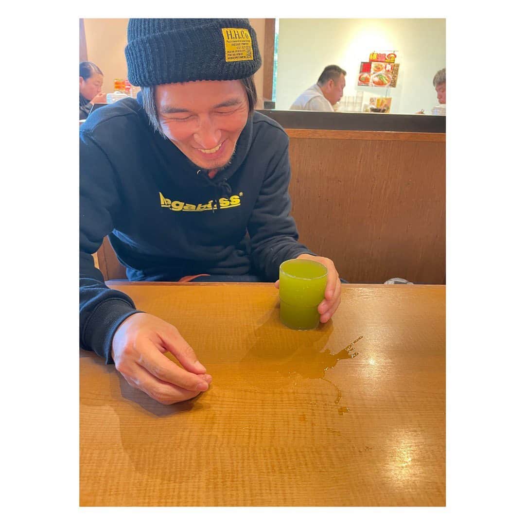 のインスタグラム：「. 携帯見ながら入れてもらったお茶飲もうとしたら...これ😑  #スイートキラー @yuyabass6000」