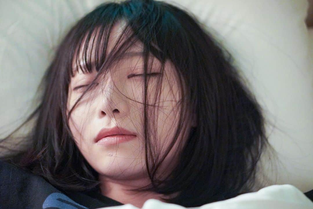 白釈迦遺さんのインスタグラム写真 - (白釈迦遺Instagram)「. 死んだふり。いや、寝たふり。」2月13日 15時57分 - shaka_yui