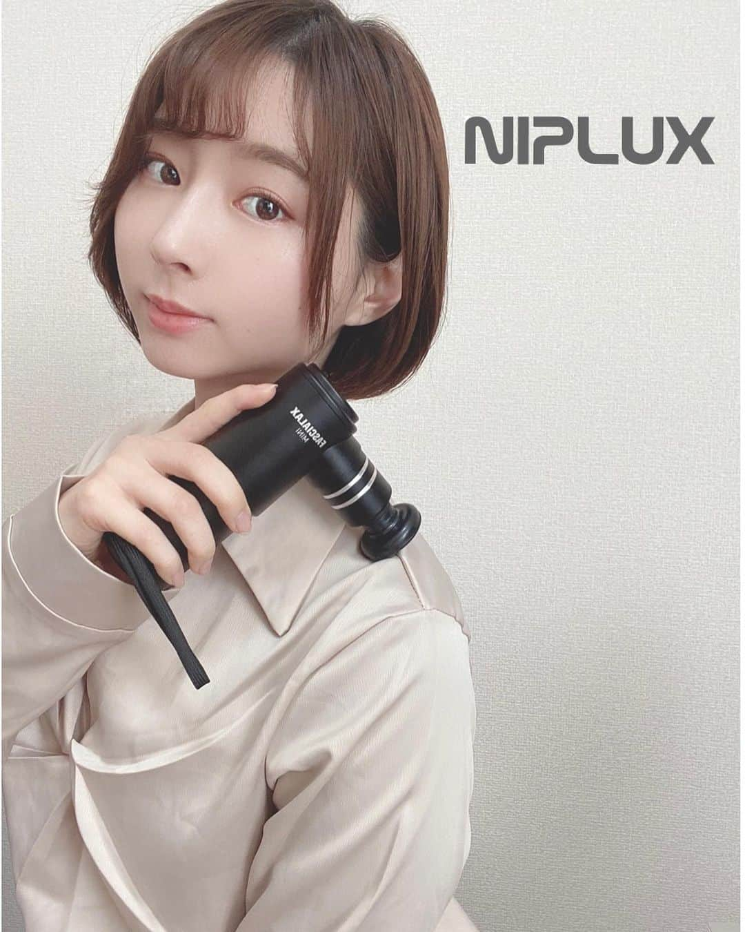 北川りなさんのインスタグラム写真 - (北川りなInstagram)「ずっと欲しかったマッサージガン　【NIPLUX FACIALAX MINI】 @niplux_official さんで購入しました✨  最近運動するから筋肉痛結構酷くて 家でもちゃんとほぐせるアイテム探してたのー😆  4つのアタッチメントがついてて 部位によって変えれるのがとてもいい♡  私は丸いやつで角膜リリースしてよく使ってるよ！ 操作も簡単でコードレスだから、持ち運びも便利✨  足浮腫んでる時とか運動した後とかにやるとほんとリフレッシュされるよー😆😆  500gのコンパクトサイズで遠征とかにも持っていけるレベル♪♪  これでトータルボディケア頑張るぞ😆🌸  #NIPLUX #NIPLUXFACIALAXMINI #マッサージ器 #セルフケア #筋膜リリース #筋膜はがし #マッサージガン #マッサージ #疲労回復 #肩凝り #むくみ解消 #ボディメンテナンス #筋トレ #おうち時間 #筋肉ケア#pr #sponsored」2月13日 15時54分 - ri.s215.na