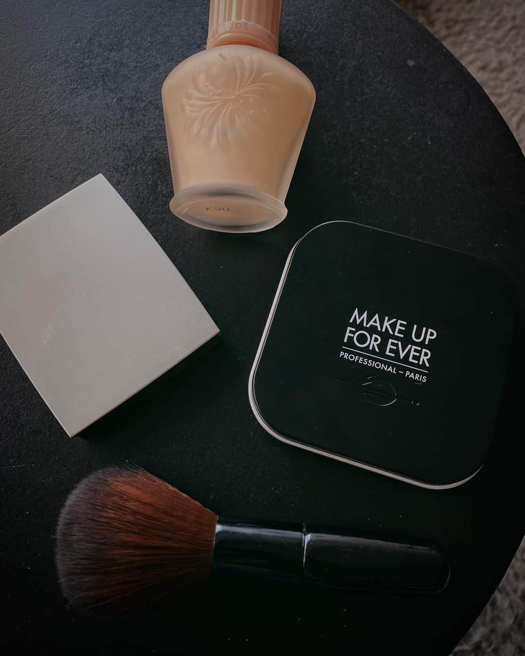 宮本沙恵のインスタグラム：「【ノーファンデ】 . 3ステップベースメイクアイテム💄 . 下地/PAUL＆JOE ポール＆ジョー モイスチュアライジング ファンデーション プライマー . コンシーラー/RMK スーパーベーシックコンシーラーパクト #02 .  パウダー/MAKE UP FOREVER メイクアップフォーエバー ウルトラHDプレストパウダー . 最近はファンデ辞めて、この3つのみ。 とはいえ下地はトーンアップしてくれるしコンシーラーでシミとクマは消えるし楽ちん！ノーファンデメイクと言えないかもしれないけど🤣 ヨレなくて良いです。 #make#ベースメイク#メイクアイテム#ノーファンデ#メイク」