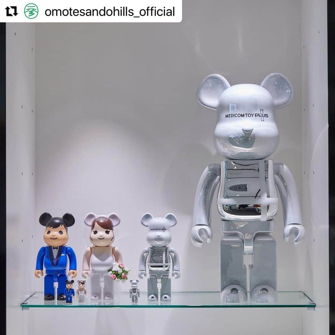 MEDICOM TOYさんのインスタグラム写真 - (MEDICOM TOYInstagram)「#Repost @omotesandohills_official with @make_repost ・・・ . メディコム・トイ プラス / 本館2F @medicom_toy  「メディコム・トイ プラス」は、映画、TV、コミック、ゲームなど幅広い分野のキャラクターフィギュアを展開する「メディコム・トイ」のコンセプトストアです。数々のブランドやアーティストとコラボし世界中にコレクターがいる人気シリーズ「BE@RBRICK」から新作が登場。ギフトとしても好評の「BE@RBRICK グリーティング 結婚 4 PLUS」とショップのロゴが配された「BE@RBRICK MEDICOM TOY PLUS WHITE CHROME Ver.」の2つ。どちらも貴重なNEWデザインで、表参道店でしか手に入らない限定商品です。 . 1枚目 左から ・BE@RBRICK グリーティング 結婚 4 PLUS 100％／400％　［100％］￥3,600+tax ［400％］￥15,800+tax ・BE@RBRICK MEDICOM TOY PLUS WHITE CHROME Ver. 100％ & 400％／1000％　［100％ & 400％］￥12,000+tax ［1000％］￥58,000+tax  BE@RBRICK TM & © 2001-2021 MEDICOM TOY CORPORATION. All rights reserved. . ※抽選入店販売となります。詳細は、MEDICOM TOY OFFICIAL BLOGをご確認ください。 ※商品の詳細、在庫等については、店舗へお問い合わせください。 ※価格については、変更となる可能性がございます。  #medicomtoyplus #メディコムトイプラス #medicomtoy #メディコムトイ #bearbrick #ベアブリック #bearbrick結婚 #ベアブリック結婚 #bearbrick限定 #bearbrick新作 #表参道 #神宮前 #表参道ヒルズ #omotesando #omotesandohills #marriage #gift #限定」2月13日 15時58分 - medicom_toy