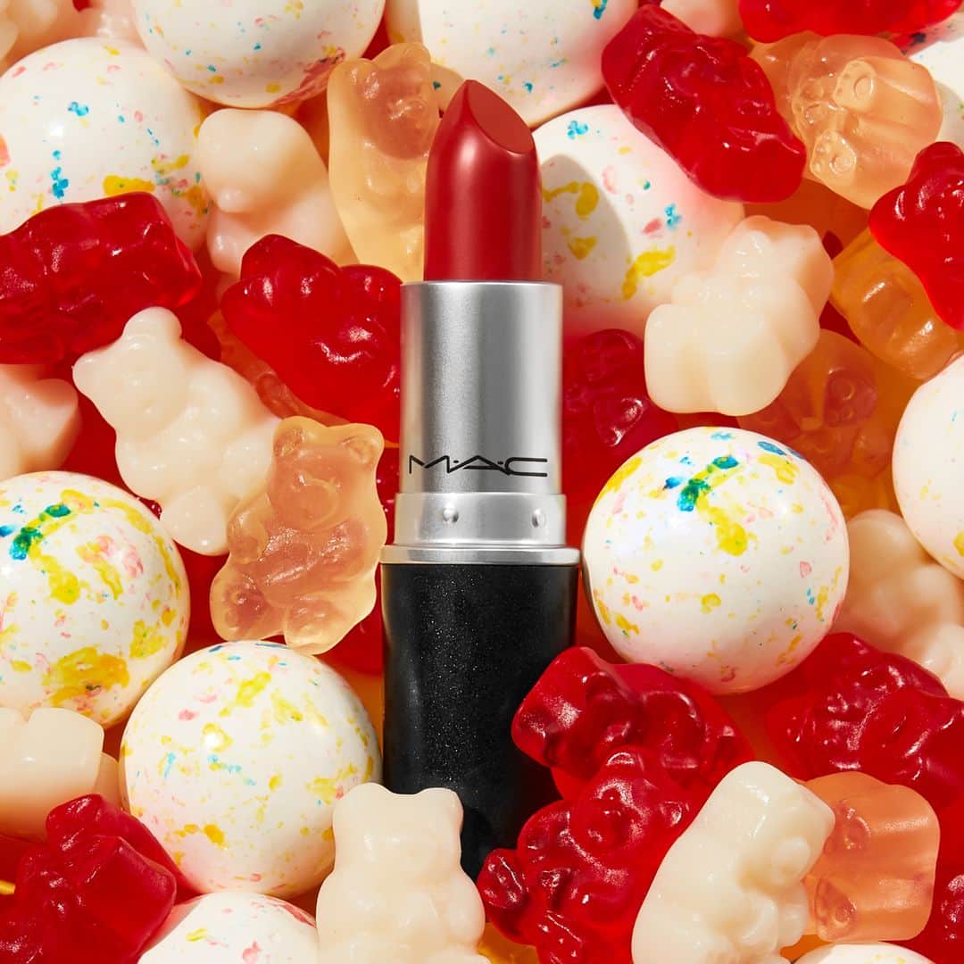 さんのインスタグラム写真 - (Instagram)「Сладкий поцелуй 💋 Выбирай яркие цвета в макияже губ для Дня всех влюблённых: например, Matte Lipstick — Chili. А какой оттенок помады М•А•С ассоциируется у тебя с этим праздником? Напиши в комментариях! ⠀ #MACCosmeticsRussia」2月13日 16時00分 - maccosmeticsrussia