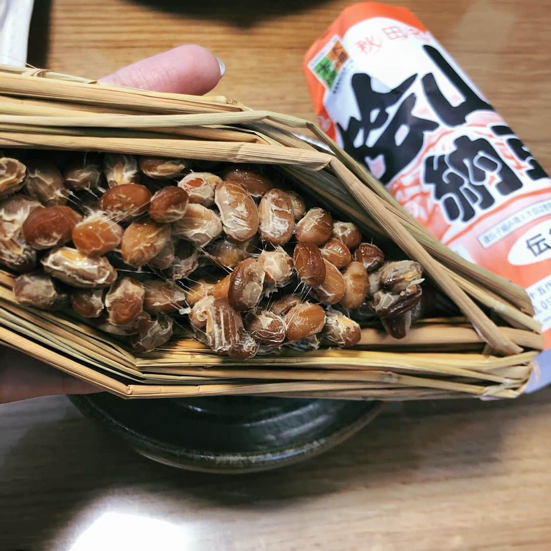 のインスタグラム：「初・藁納豆😍 豆の味がしっかり楽しめて、納豆好きにはたまらない！！  満天 青空レストランで話題になった なっトマトピザもいただきました🍆🍅🥰  青空レストランの放送後、 檜山納豆が売れすぎて品薄になっているみたいです 秋田の食材が全国で評価されるのは嬉しいですね☺️  地元のものを愛し、地産地消していきたいものです。  #akita #檜山納豆 #満天青空レストラン  #なっトマトピザ #納豆」