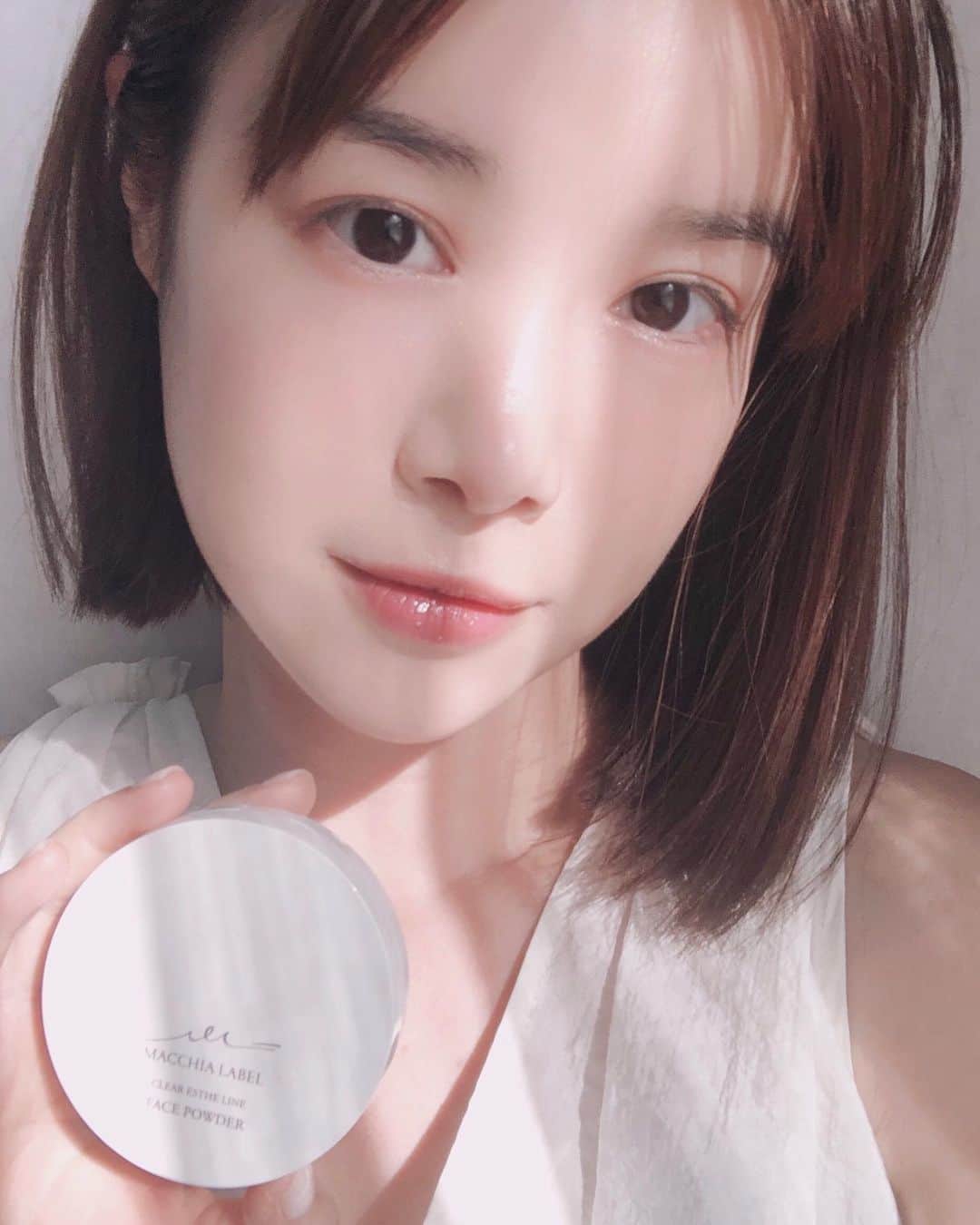 リー・ジャーインのインスタグラム：「✨瑪珂✨有新春福袋喔！日系清新妝感，粉底服貼，蜜粉細緻，是我最喜歡的底妝妝感。  之前只有好好介紹精華粉底 含62%精華液美容成分、持妝感滿分 這次想推薦大家✨瑪珂蜜粉✨ 補妝時不讓妝感變厚、變乾 這點很重要！  春節期間試試瑪珂粉底+蜜粉 新春好氣色就靠瑪珂😊✨  大家快上網購買瑪珂新春福袋🧧 #瑪珂福袋買4送1 #瑪珂精華粉底 #瑪珂粉底增量24%  👑日本連續14年銷售No.1 👑 ✨連續2年女大賞精華粉底✨ 💓瑪珂 @macchialabel_tw 💓」