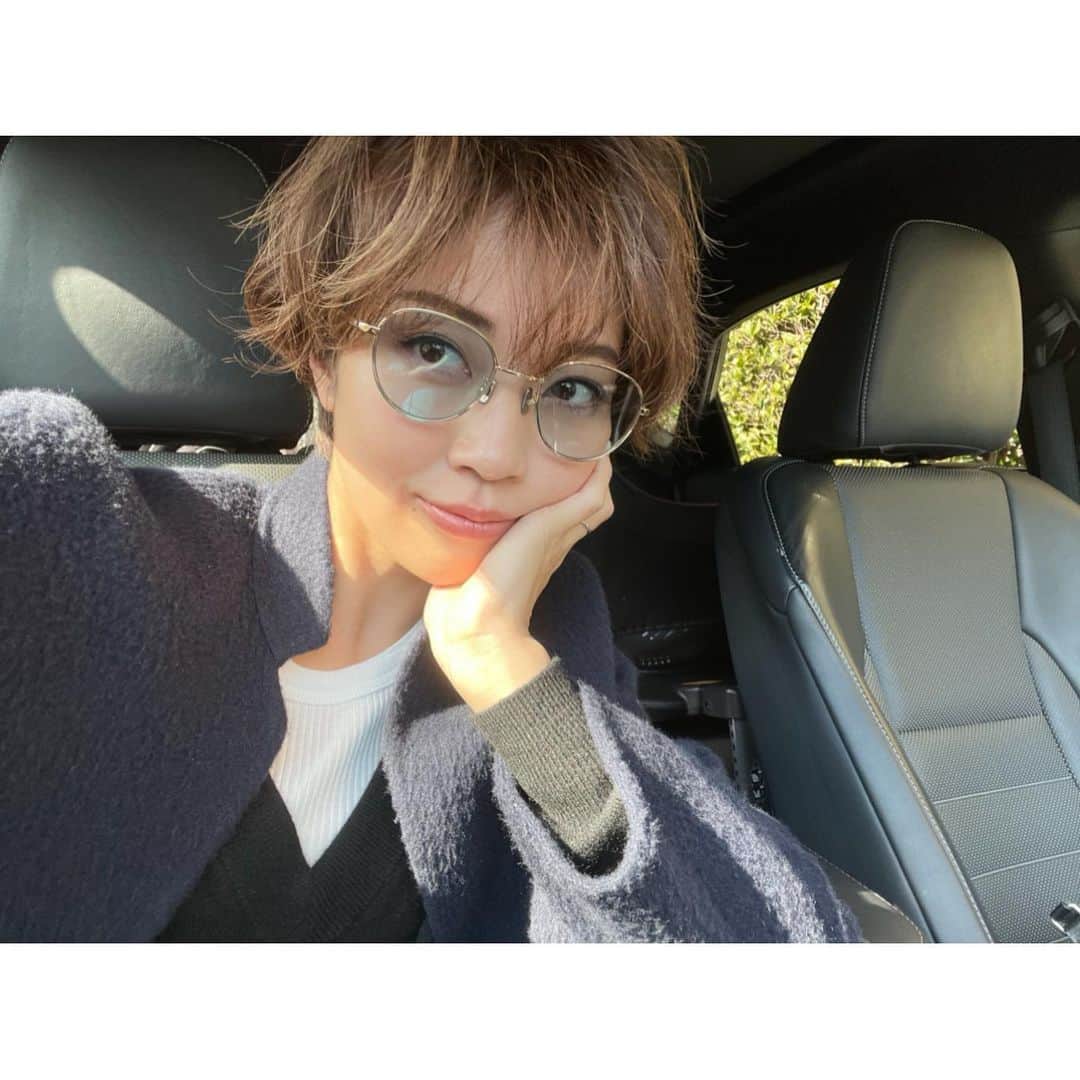 のインスタグラム：「この歳で肌質が変わるだなんて夢にも思っていませんでしたが、以前より調子が良くなったのは確実にオルカンモのおかげです✨﻿ ﻿ お風呂上がりにオールインワンゲルだけ塗って、寝る前にオイル塗るだけの2ステップ🤘﻿ ﻿ 最近はゲルの前にステムボーテの﻿ ブースタージェルを使うようになり、﻿ さらにお肌の水分量上がった感じします⤴️﻿ ﻿ スキンケアのご質問をたくさん頂くのですが﻿ ほんとにこのアイテムのみで完結してます✨﻿ ﻿ これ以外のスキンケアはほぼ断捨離したので洗面台もすっきりです🙌🏻✨✨﻿ ﻿  −−−−−−−−−−−−−−−  ﻿写真のサングラスは運転の時用で、 @one_three_compound_frame  のものです👓 ストーリーへのＤＭもたくさんありがとうございました😭💕🤲 個々にご返信できず申し訳ありません🙍🏻‍♂️  #加工なし #セルキュア欲しい🤫💛」