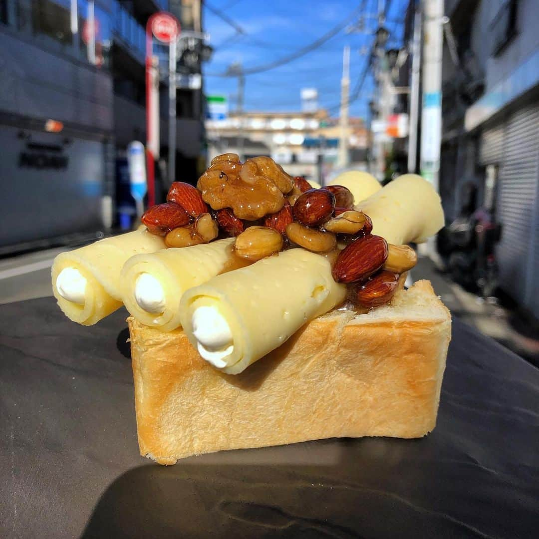 Coffee & Toast Tokyoさんのインスタグラム写真 - (Coffee & Toast TokyoInstagram)「はちみつ"チーズロール"ぱん！ 🥜🥜🥜🥜🥜  クリーミーで滑らかなハバティチーズをロールして、クリームチーズ入れて 仕上げに、はちみつナッツを乗せて。  ハバティチーズとはちみつの優しい味わいとナッツの歯応え、たまりません😋😋😋  #トースト  #トーストアレンジ #食パンアレンジ  #食パン  #世田谷カフェ  #東京パン屋  #パンスタグラム  #吐司  #paingrillé  #torrada #toast  #toasttuesday  #tostadas  #東京カフェ  #三軒茶屋カフェ #カフェ  #photooftheday  #三軒茶屋  #food #cheese  #チーズ  #チーズトースト  #はちみつ  #はちみつチーズトースト  #cheesebread #ハニーナッツ #nats  #ナッツ  #ナッツの蜂蜜漬け  #honey」2月13日 16時14分 - coffeetoast2