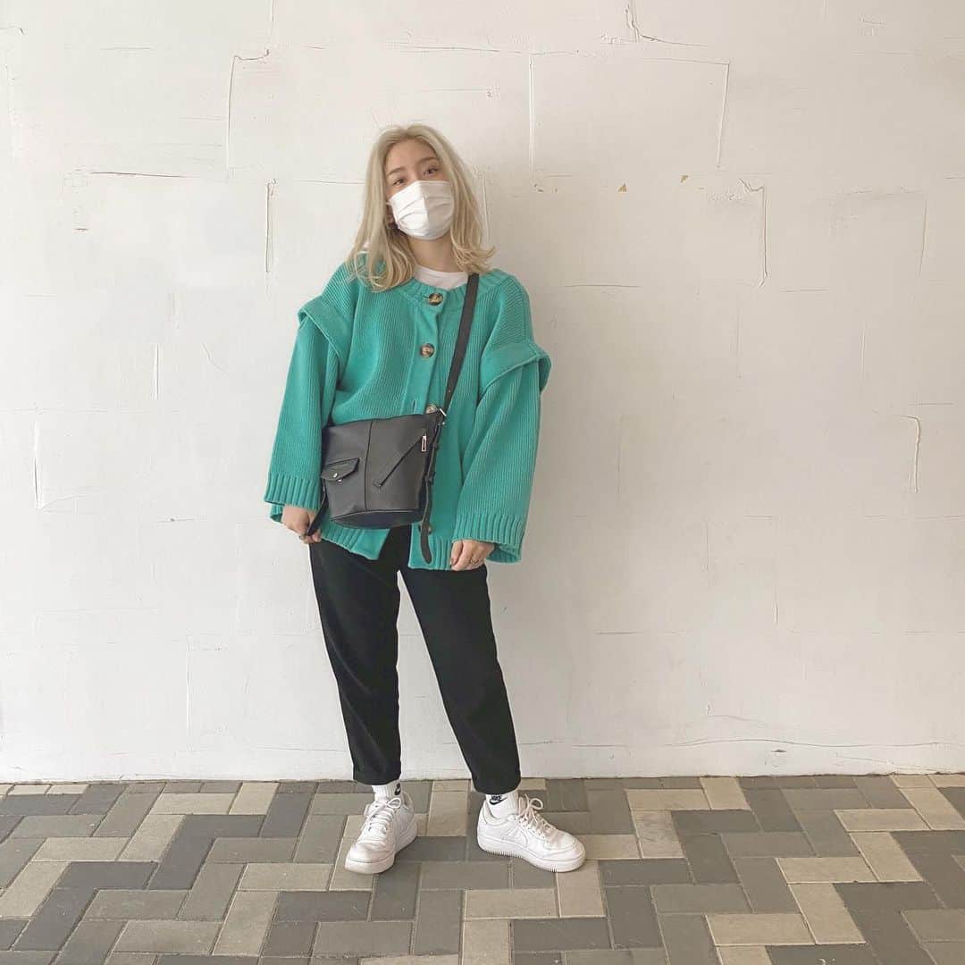 acaneのインスタグラム：「・ なんか小さくない？笑 #161cm  最近 @searoomlynn_official の カーディガンがお気に入りです」