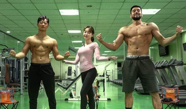 ジュリアン・カンさんのインスタグラム写真 - (ジュリアン・カンInstagram)「오늘 밤 8시 “근슐랭 가이드” 1부 나옵니다! 유튜브 체널 <근슐랭 가이드> 입니다.  * 그리고 2월 17일(수) pm 11:30 KBS2 방송 나와요! #근슐랭가이드 #지기 #양정원  ------------------------- . . New fitness series “Muscle Guide” episode 1 released at 8 pm! #KBS」2月13日 16時16分 - julienkang
