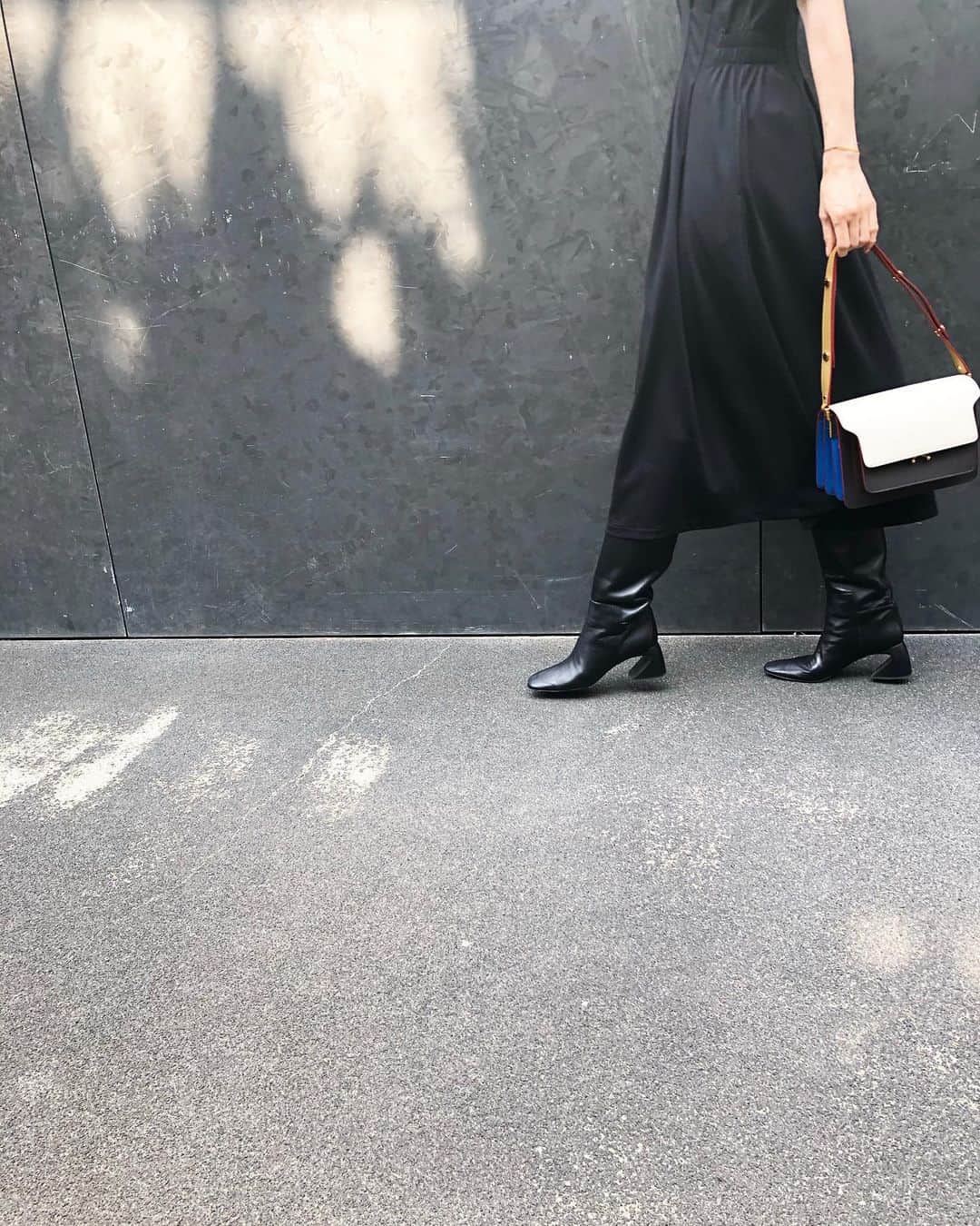 高垣麗子さんのインスタグラム写真 - (高垣麗子Instagram)「・ ・ ・  暖かいですね☺️  娘とちょこっとお出かけ　♪ 嬉しそうにカメラマンになってくれて、ありがとう　♪  Dress... @secrettrophy  Bag... @marni  Shoes... @jilsander   ・ ・ #outfit  #secrettrophy  #marni #jilsander」2月13日 16時17分 - reikotakagaki