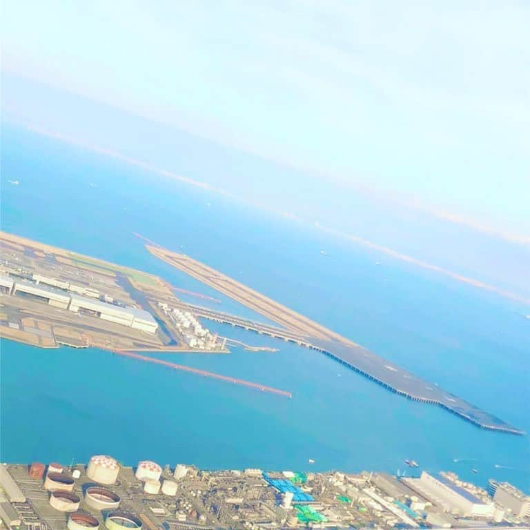 金子三勇士さんのインスタグラム写真 - (金子三勇士Instagram)「Taking off Runway 22 at HND #JapanAirlines  #JAL @japanairlines_jal  @haneda.airport_official  #oneworldemerald #JGCDiamond #B738 #runway #Tokyo #Japan #pianist #MiyujiKaneko #ontour #日本航空 #羽田空港 #滑走路 #飛行機 #機内 #上空 #東京 #ピアニスト #金子三勇士」2月13日 16時18分 - miyujikaneko_official