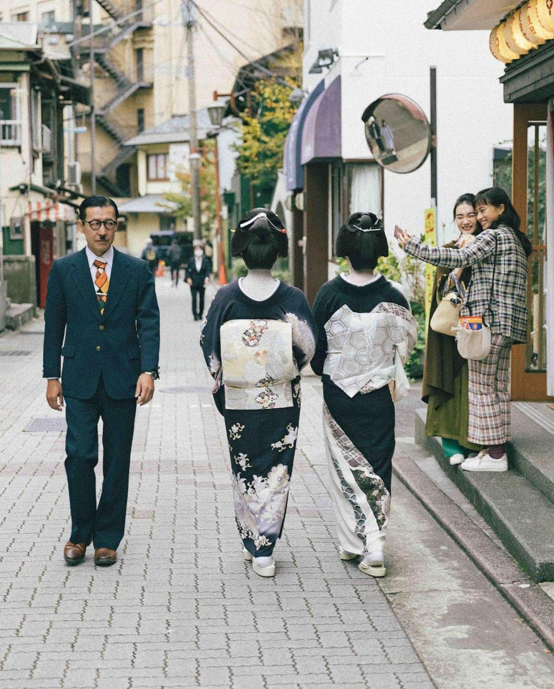 岩井ジョニ男さんのインスタグラム写真 - (岩井ジョニ男Instagram)「「通りすがりの流し目コロシ」  「岩井ジョニ男の週末旅スタ」は冬の箱根をご案内します。  #岩井ジョニ男 #週末旅行 #ハッピーターン #柿の種 #ハイハイン #ソフトサラダ #亀田製菓 #かめたび #キンマサタカ #師岡とおる #浅田政志 #箱根 #芦ノ湖 #踊らにゃ損 #芸者 #芸者遊び #秘技 #必殺技 #杉良太郎」2月13日 16時20分 - iwaigawa_jonio_iwai