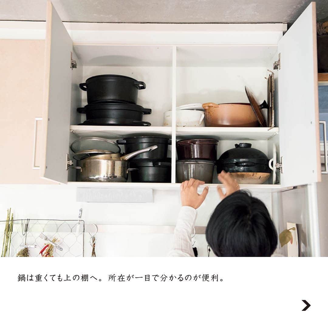 otona MUSEさんのインスタグラム写真 - (otona MUSEInstagram)「【食のプロたちのキッチンに潜入！鈴木純子さん編🍴】  たとえ自分の部屋がなかったとしてもキッチンはどの家にも必ずあるもの。家電から細々とした道具類、食器に食材、実は家の中でも一番ものが詰め込まれたスペースでもあります。 食事を作るというシンプルな機能のためだけに作られた場所であるにもかかわらず、十人十色に仕上がったキッチン、食のプロの使い方を見せていただきました。  2人目は、アタッシュ・ドゥ・プレスの鈴木純子さん😊  整え過ぎないくらいが 使い勝手も居心地もよし  自宅で手料理をふるまいながら、自然派ワイン教室を主宰している鈴木純子さん。風情のあるヴィンテージマンションのキッチンは、広々としたリビングと繋がっていて、来客と話をしながら料理できるのがいい。備え付けられているのは昔ながらのコンパクトなシステムキッチンだけど、木々の緑が窓から眺められ、アンティークの調理道具が吊るされた様子は、まるでパリの素敵なアパルトマンのよう。「2020年の初めに引っ越したのですが、テーブルを置いて作業台にしたり、ワイヤーネットに好きなものを留めたりと自分で工夫をしているうちに、だいぶ居心地よくなりました」。鈴木さんのこだわりは、“グルーピング”とインテリアとしてのルックス。「持ちものをざっくりと仕分けて、場所を決めるんです。好きなものは飾りながら、隠したいものは好きな容器にしまいます。それだけ守ればあとは適当だから、来客の後も忙しいときも、片付けがそれほど面倒じゃないんです」  鈴木純子さんプロフィール_ライフスタイル系アイテムのPRを手掛ける一方で、自然派ワインに魅せられ、生産者訪問を行い自然派ワインの魅力を伝えている。 @suzujun_ark   photograph: SATOKO IMAZU text: SHIORI FUJII  #otonamuse  #オトナミューズ #オトナミューズ2月号  #インテリア 大特集 #インテリアデザイン  #キッチン #キッチンインテリア  #キッチン収納  #鈴木純子」2月13日 16時24分 - otonamuse