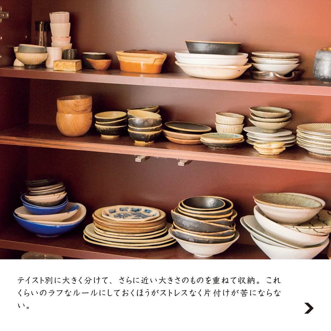 otona MUSEさんのインスタグラム写真 - (otona MUSEInstagram)「【食のプロたちのキッチンに潜入！鈴木純子さん編🍴】  たとえ自分の部屋がなかったとしてもキッチンはどの家にも必ずあるもの。家電から細々とした道具類、食器に食材、実は家の中でも一番ものが詰め込まれたスペースでもあります。 食事を作るというシンプルな機能のためだけに作られた場所であるにもかかわらず、十人十色に仕上がったキッチン、食のプロの使い方を見せていただきました。  2人目は、アタッシュ・ドゥ・プレスの鈴木純子さん😊  整え過ぎないくらいが 使い勝手も居心地もよし  自宅で手料理をふるまいながら、自然派ワイン教室を主宰している鈴木純子さん。風情のあるヴィンテージマンションのキッチンは、広々としたリビングと繋がっていて、来客と話をしながら料理できるのがいい。備え付けられているのは昔ながらのコンパクトなシステムキッチンだけど、木々の緑が窓から眺められ、アンティークの調理道具が吊るされた様子は、まるでパリの素敵なアパルトマンのよう。「2020年の初めに引っ越したのですが、テーブルを置いて作業台にしたり、ワイヤーネットに好きなものを留めたりと自分で工夫をしているうちに、だいぶ居心地よくなりました」。鈴木さんのこだわりは、“グルーピング”とインテリアとしてのルックス。「持ちものをざっくりと仕分けて、場所を決めるんです。好きなものは飾りながら、隠したいものは好きな容器にしまいます。それだけ守ればあとは適当だから、来客の後も忙しいときも、片付けがそれほど面倒じゃないんです」  鈴木純子さんプロフィール_ライフスタイル系アイテムのPRを手掛ける一方で、自然派ワインに魅せられ、生産者訪問を行い自然派ワインの魅力を伝えている。 @suzujun_ark   photograph: SATOKO IMAZU text: SHIORI FUJII  #otonamuse  #オトナミューズ #オトナミューズ2月号  #インテリア 大特集 #インテリアデザイン  #キッチン #キッチンインテリア  #キッチン収納  #鈴木純子」2月13日 16時24分 - otonamuse