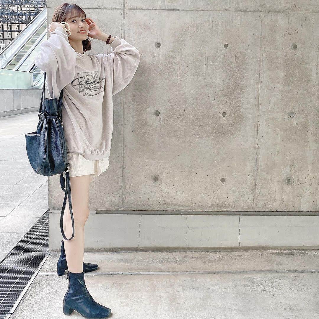 m.a.c.o.zのインスタグラム：「. 秋に行った 京都旅行の写真を。 今載せると格好は 春コーデになるけどww . この日は朝から伏見稲荷大社に行って 京都駅付近を散策しました〜！ 人生２回目の伏見稲荷大社は 頂上まで登ることにして、 頂上にのぼりきったはいいものの 折り返しの下り坂に 足が持たなくて ベッターーん！って効果音が つきそうなほど派手に転びました(笑) 彼が何故か、ほんとに何故か 大きなケアリーブの絆創膏を 出してきた時は、 痛み忘れて泣いて爆笑しましたw 絆創膏貼ってもらって もうどっちが年上かよくわからんわ とか言いながら手を引いてくれたので まこもいい思い出になりました🤣💕 . また早く旅行行きたいねぇって 言いながら、 毎日過ごしてます😢 また沖縄行こうって言ってくれるけど まこは大阪に行きたいなぁ 大好きなたこ焼き巡りをしたい。 古着もたくさん買いたいから 超デカイスーツケースで行きたいw 早く今の状況が落ち着きますように🙂 . . . お洋服は プチプラコーデ♡ 頂上まで登ると思ってなかったけど このブーツほんとに歩きやすくって 太ももは疲れたけど 足は全然疲れませんでした😍 今セールで安くもなってたので 春先にもおすすめです🤤💕 @grl_official  . . #ショートパンツコーデ#ショートパンツ#ショートブーツ#グレイル#グレイル購入品#GRL#カップルコーデ#京都旅行#京都#プチプラコーデ#古着コーデ#古着mix#レディースファッション#伏見稲荷大社#秋コーデ#春コーデ#春服#トレーナーコーデ」