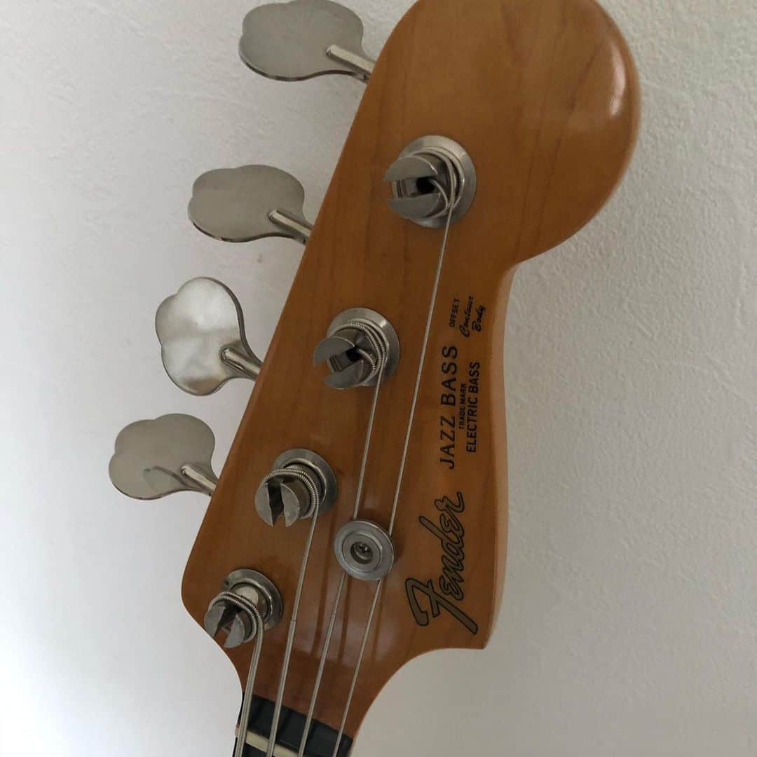 沖野俊太郎さんのインスタグラム写真 - (沖野俊太郎Instagram)「人生初のJazz Bass。 Fender Japan の89’年ものですが非常に状態の良いものを見つけたので即購入しました。所謂フジゲン製のジャパニーズ・ヴィンテージですね。 ピックアップがSEYMOUR DUNCANのものに改造されているんだけどオリジナルより出音が太くてこれはこれでアリかと。 今まで隣に写ってるMusic master bassがメインでしたが若干個性が強いのでジャズべの方が色んな曲に合いそう。これでアルバム制作もより頑張れます💪 #fenderjazzbass #fenderjapanjazzbass #1989fenderjapanjazzbass」2月13日 16時27分 - oki_shun