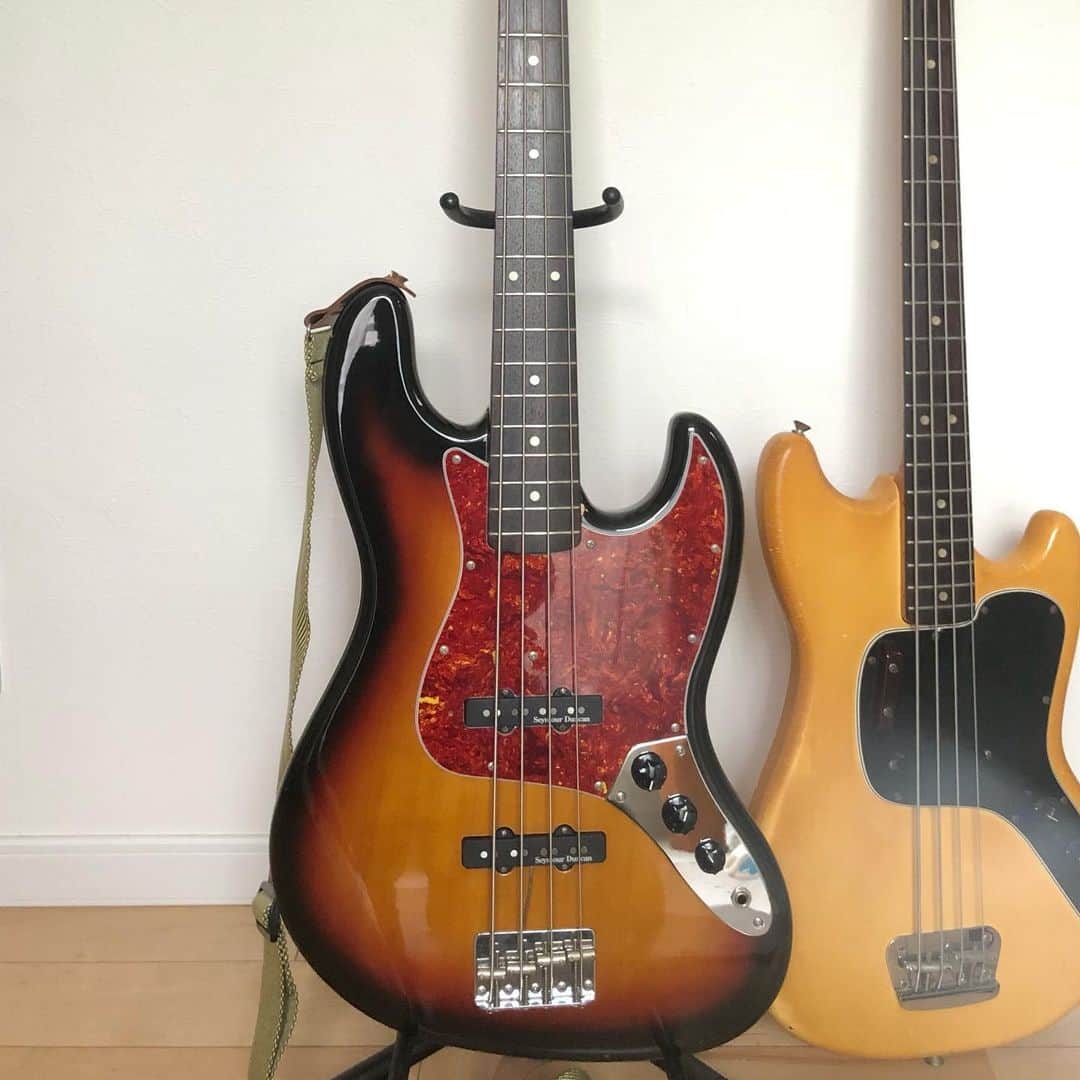 沖野俊太郎のインスタグラム：「人生初のJazz Bass。 Fender Japan の89’年ものですが非常に状態の良いものを見つけたので即購入しました。所謂フジゲン製のジャパニーズ・ヴィンテージですね。 ピックアップがSEYMOUR DUNCANのものに改造されているんだけどオリジナルより出音が太くてこれはこれでアリかと。 今まで隣に写ってるMusic master bassがメインでしたが若干個性が強いのでジャズべの方が色んな曲に合いそう。これでアルバム制作もより頑張れます💪 #fenderjazzbass #fenderjapanjazzbass #1989fenderjapanjazzbass」