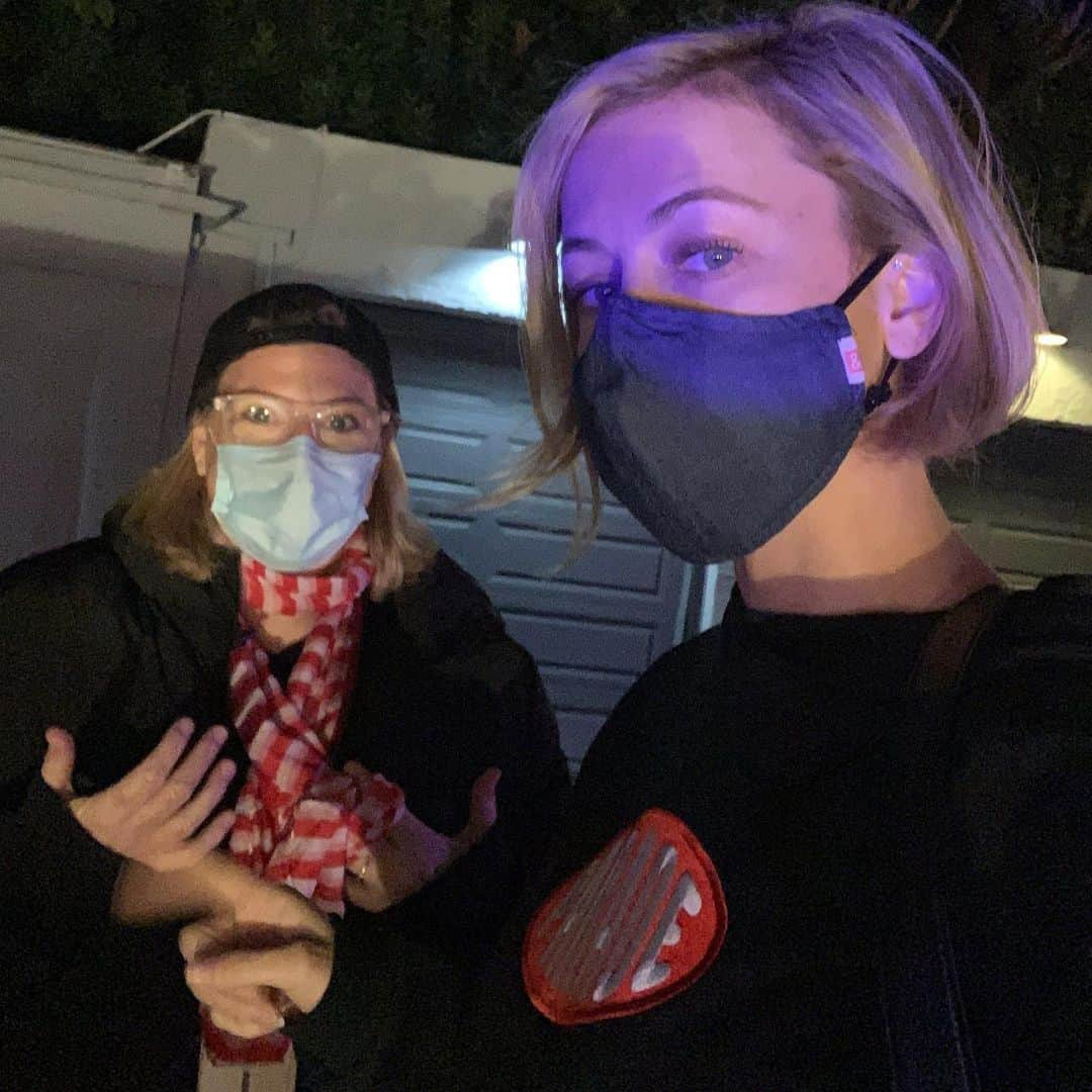 イリザ・シュレシンガーさんのインスタグラム写真 - (イリザ・シュレシンガーInstagram)「When the pandemic hit @tammyjodearen hustled to set up a Covid safe drive in show @magiccastlehollywood we are almost a year later and it’s still going strong. She has been a important part of the live LA stand up scene in Covid and i love doing her shows. Some see #magicasphalt and support this woman😘 Also, @parade she flipped out for my sweatshirt and would love one😛」2月13日 16時28分 - ilizas