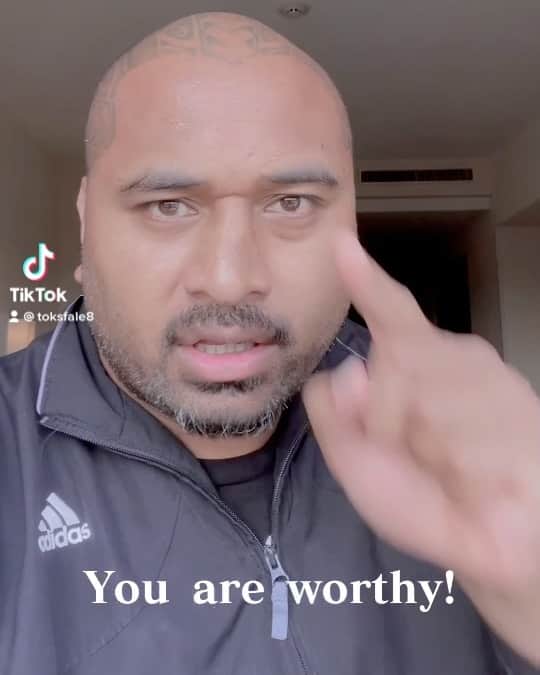 ファレ・シミタイトコのインスタグラム：「In any situation where you feel like you don’t deserve, just remember this. You are worthy!」