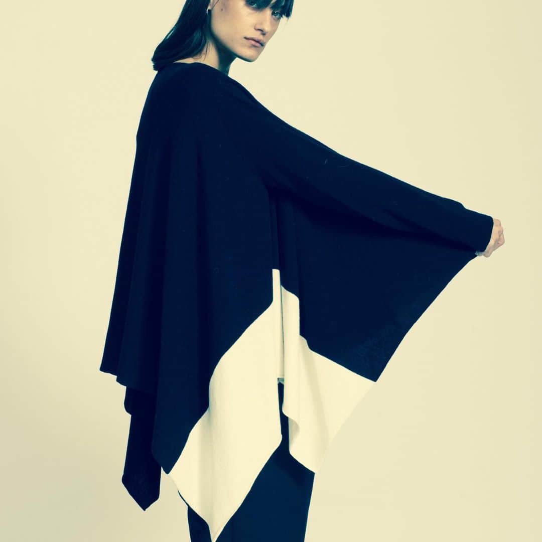 コレクションプリヴェのインスタグラム：「collection PRIVĒE? FW 21/22  Black&White cape knitwear  • • • • • • #newcollection #collectionpriveeofficial #blackandwhite #fw2122 #womenswear #womenstyle #rtw #madeinitaly #wool #rtw #totallook #knitwear #tfw #mfw」