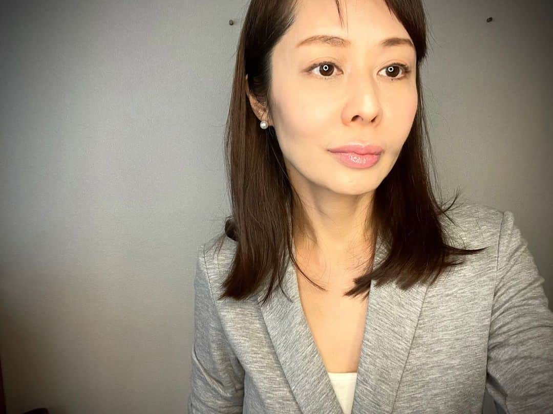 藤井美加子のインスタグラム：「☆ サユラーの皆さまからリクエストを頂戴しましたので、今夜インスタライブしてみたいと思います。  2/13（土）21:00〜21:45  前回ゲリラでやった時は8人だったけど、当日告知したら何人くらい集まってくれるのかな？美容のこと、健康のこと、質問あったらなーんでもお応えします。お喋りしましょう♪  今日の写真はね、オーディション用の動画テストしていたの。最近はオーディションも何もかも動画選考で今までと違う技術とセンスが求められるわよ。それも新しい時代なのよね。  #インスタライブ#告知#お喋りしましょ#風の時代#三木美加子」
