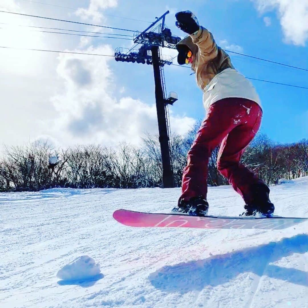 MariIryuさんのインスタグラム写真 - (MariIryuInstagram)「ようやく今シーズン3年生の初滑り🏂🗻﻿ ﻿ ﻿ ﻿ ﻿ ﻿ ﻿ ﻿ ﻿ ﻿ ﻿ ﻿ #スノボー女子 #スノボ女子 #スノボー #スノボ好きな人と繋がりたい #スノボ #グラトリ #グラトリ女子 #グラトリ初心者 #グラトリ練習中 #ノーリー #グーフィー #スイッチ #オーリー #オーリー練習 #キッカー #ジャンプ #妙高 #妙高杉ノ原スキー場 #パウダースノー #snowbording #新潟 #チャレンジ #アラサー女子 #趣味 #雪山」2月13日 16時36分 - marty2367