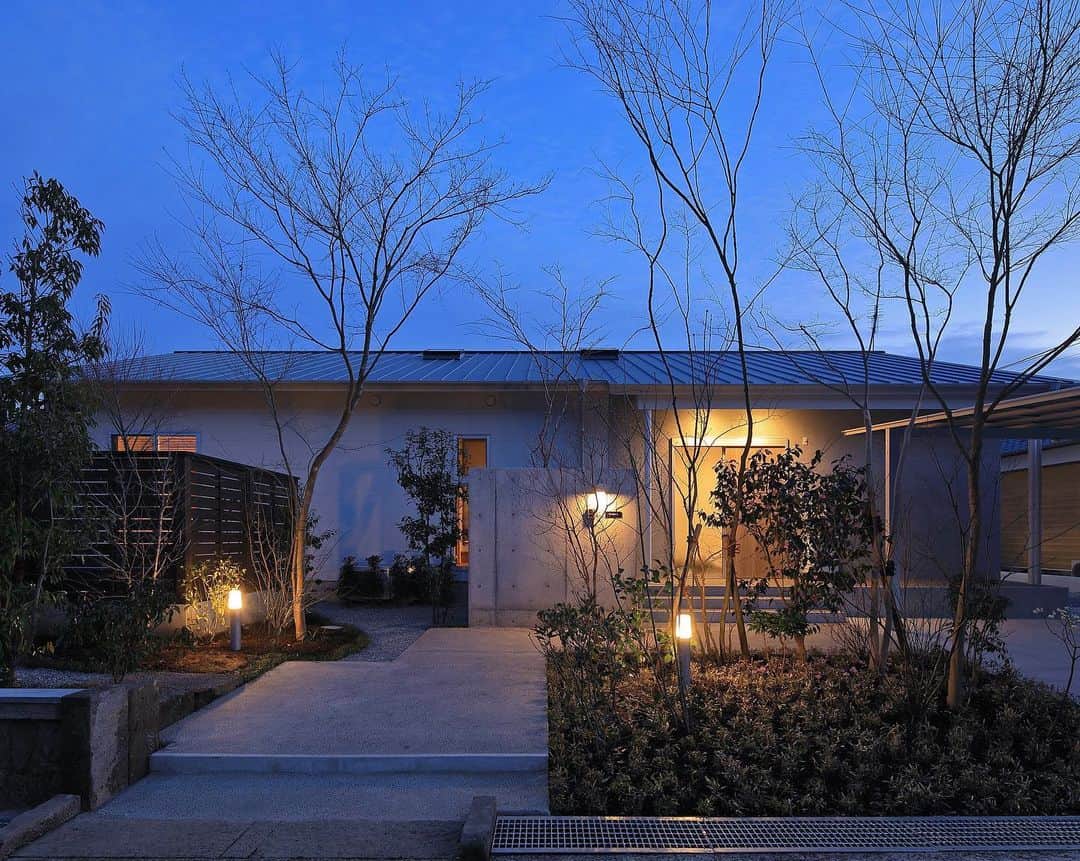 Lips Designのインスタグラム：「House-ONK Photo:studio marsh  #リップスデザイン #住宅 #平屋の家  #植栽  #外構デザイン  #house  #home  #architecturephotography  #architecture  #interiordesign  #建築家とつくる家  #建築家  #宮崎県」