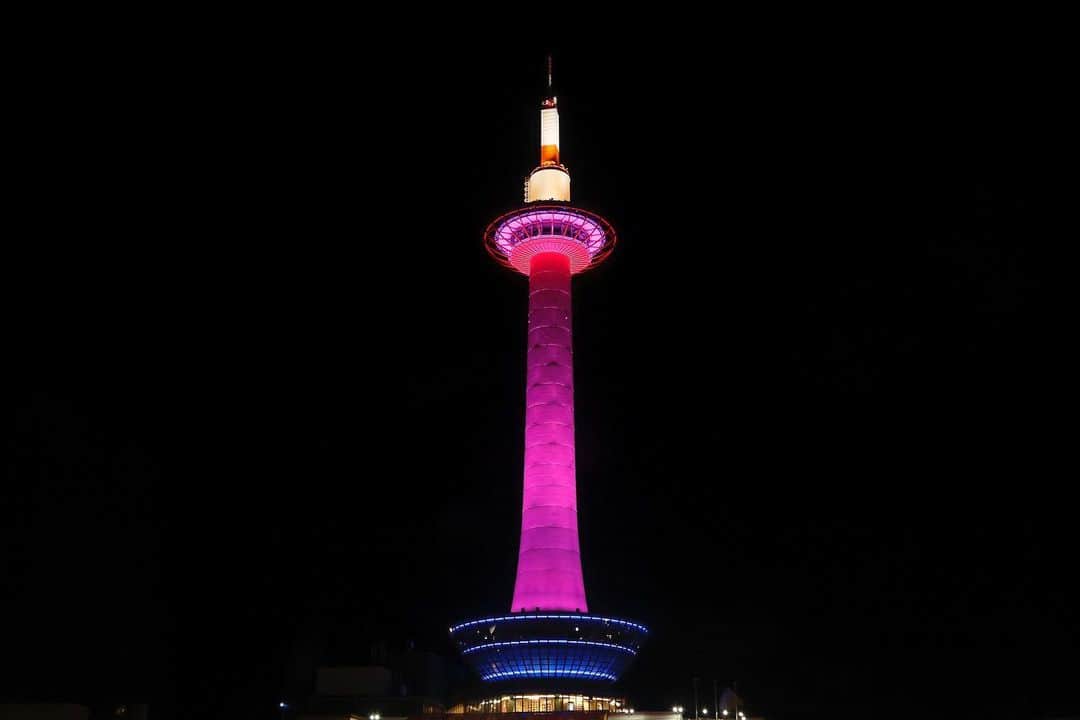 のインスタグラム：「*﻿ 【💡ライトアップ情報💡】﻿ ﻿ 本日、2月13日(土)は京都駅周辺 Winter Illumination 「ときめきプロジェクト」の一環として、﻿ 日没～24:00の間、京都タワーの塔体を紅梅をイメージした《ピンク》にライトアップいたします✨﻿ ﻿ 《ピンク》にライトアップをされた京都タワーをみかけたら、﻿ 皆さんもぜひSNSで #京都タワー をつけて投稿してみてくださいね！﻿ ﻿ まだまだ寒い日が続きますが、お身体に気をつけてお過ごしくださいね😊﻿ ﻿」