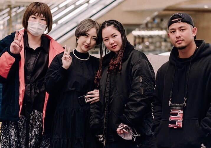 ゆりあのインスタグラム：「. . . . 待望の韓国デビュー🎤 . . . 『ブラックメロンパン』で 『パンはパンでも食べられないパンは』 作曲yuria 作詞shingo . . . . @oimo_fitnail  @sk_fitness_098  @rokutaro69  . . . . . 📷 @yu_graph_  天才写真家✨ . . . #アー写過ぎてじわる #なぜかブラックメロンパン #でもしっくり #遅咲きのデビュー #セカオワみたいな歌歌う #데뷔 #밴드 #가수 #록밴드 #綺麗は作れる #努力は必ず報われる . . . . . 私の秘密を知ってる 数少ない友達は 私には勿体無い人たちで 大好きでたまらない。 どこまででも連れて行きたい。 でもそっと見護るから 激しく逞しく生きてくれ♡ . . . . 세계에서 가장 좋아하는 사람들♡ . . .」